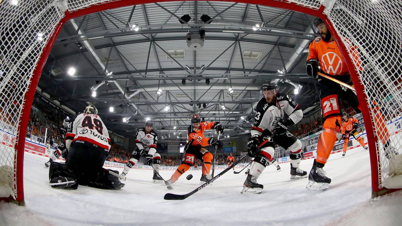 Spencer Machacek (Grizzlys Wolfsburg) trifft gegen die Kölner Haie.