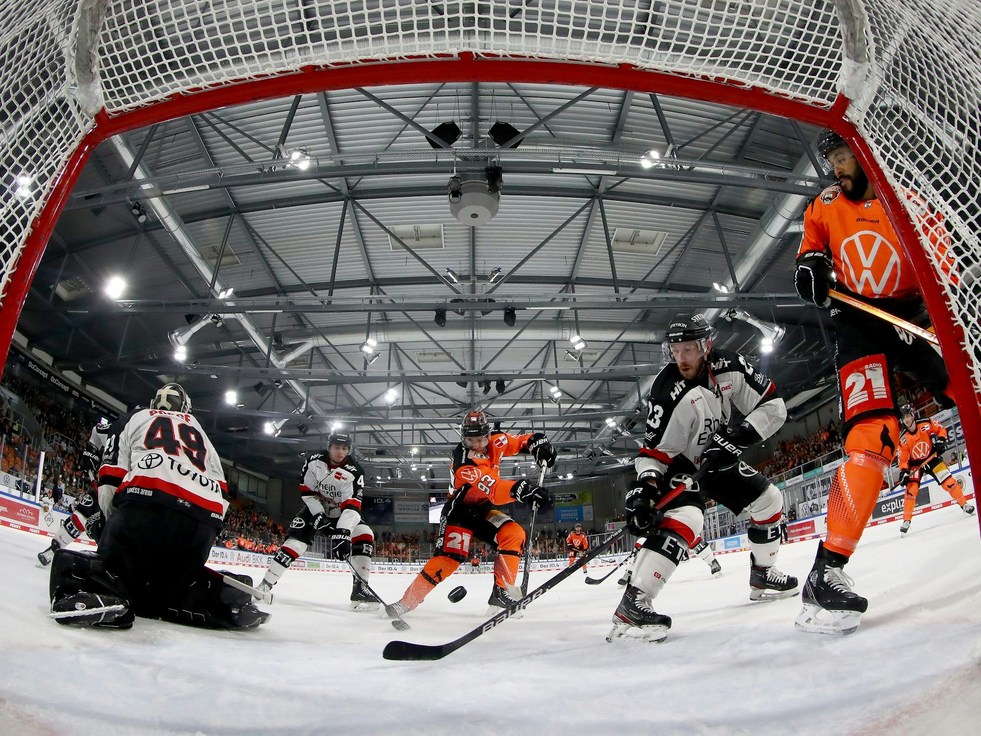 Spencer Machacek (Grizzlys Wolfsburg) trifft gegen die Kölner Haie.