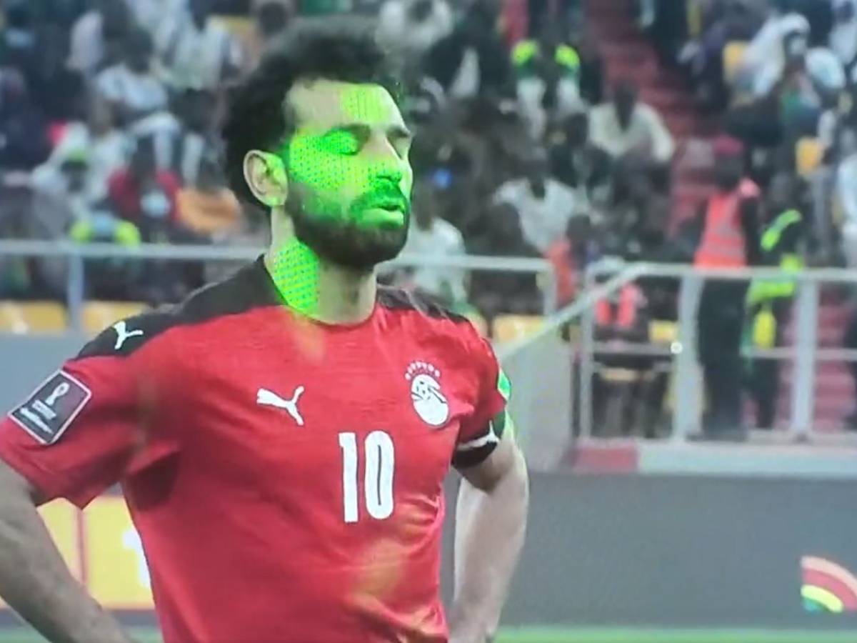 Mehrere Laserpointer sind auf das Gesicht von Mohamed Salah gerichtet.