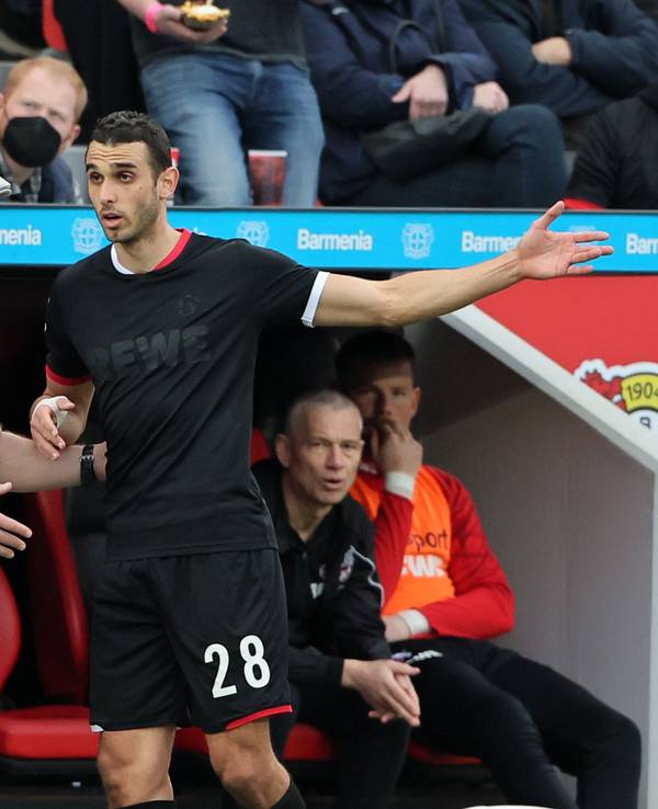 Steffen Baumgart spricht beim Bundesliga-Spiel Bayer Leverkusen gegen 1. FC Köln mit Ellyes Skhiri.