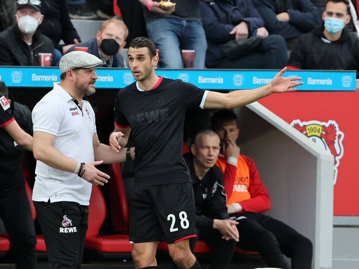 Steffen Baumgart spricht beim Bundesliga-Spiel Bayer Leverkusen gegen 1. FC Köln mit Ellyes Skhiri.