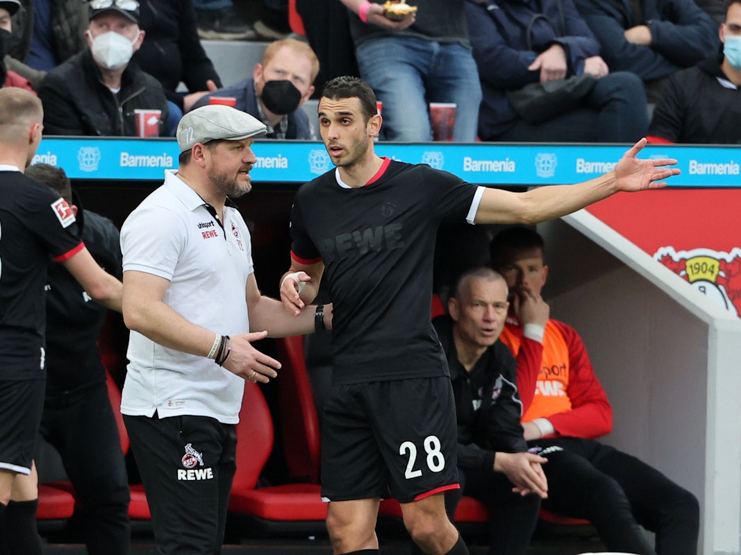 Steffen Baumgart spricht beim Bundesliga-Spiel Bayer Leverkusen gegen 1. FC Köln mit Ellyes Skhiri.