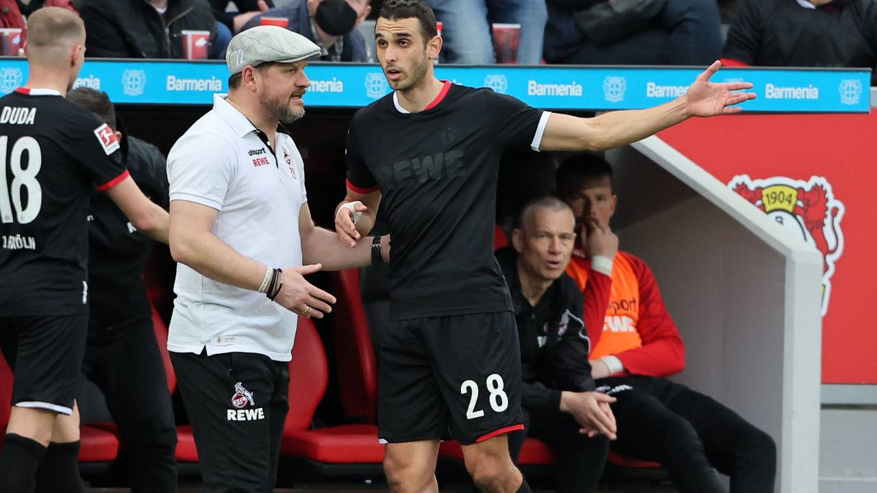 Steffen Baumgart spricht beim Bundesliga-Spiel Bayer Leverkusen gegen 1. FC Köln mit Ellyes Skhiri.