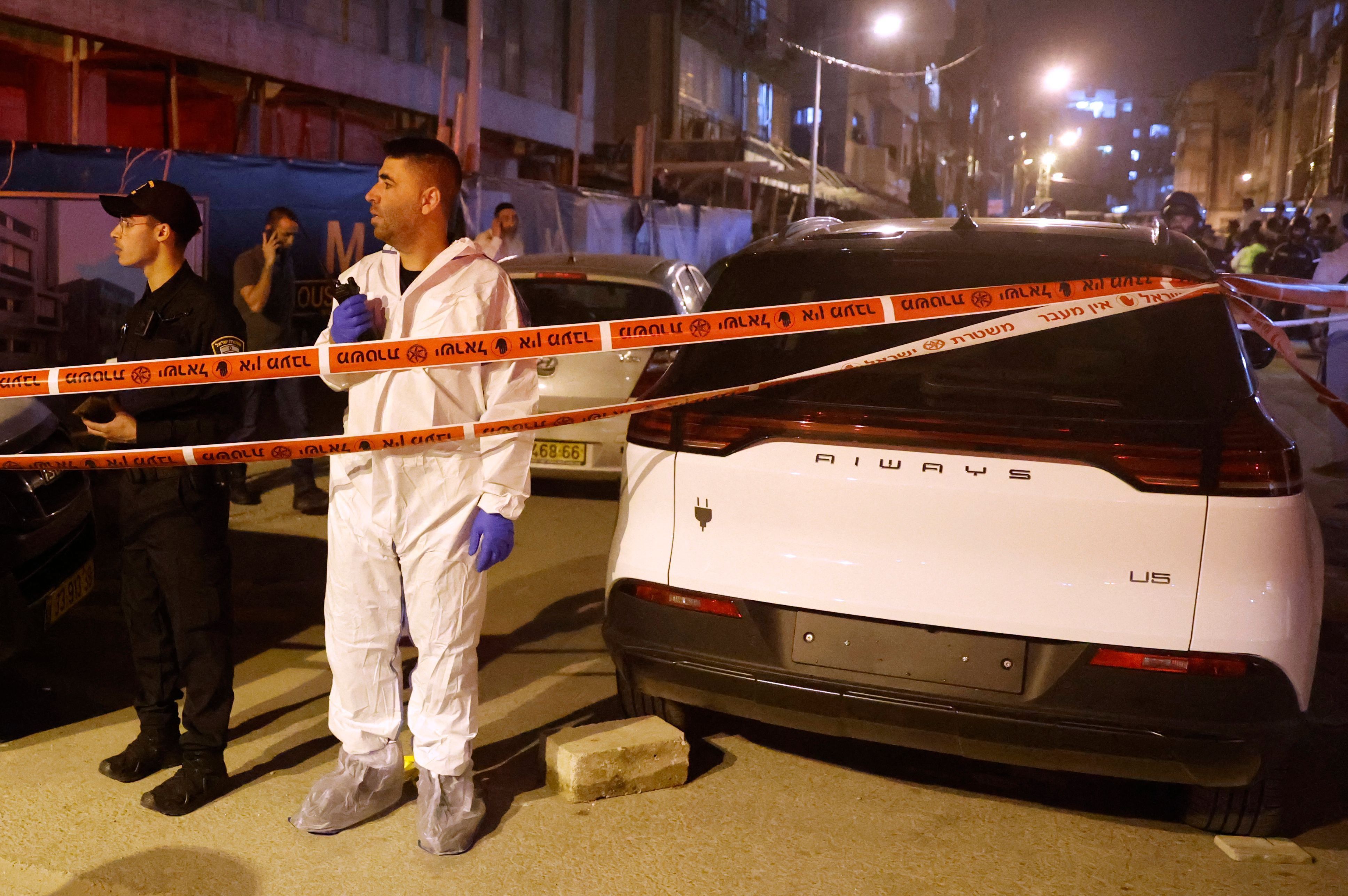 Mindestens vier Menschen starben am Dienstag (29. März 2022) bei dem Anschlag in Tel Aviv. Rettungskräfte und Polizei sicherten den Tatort.
