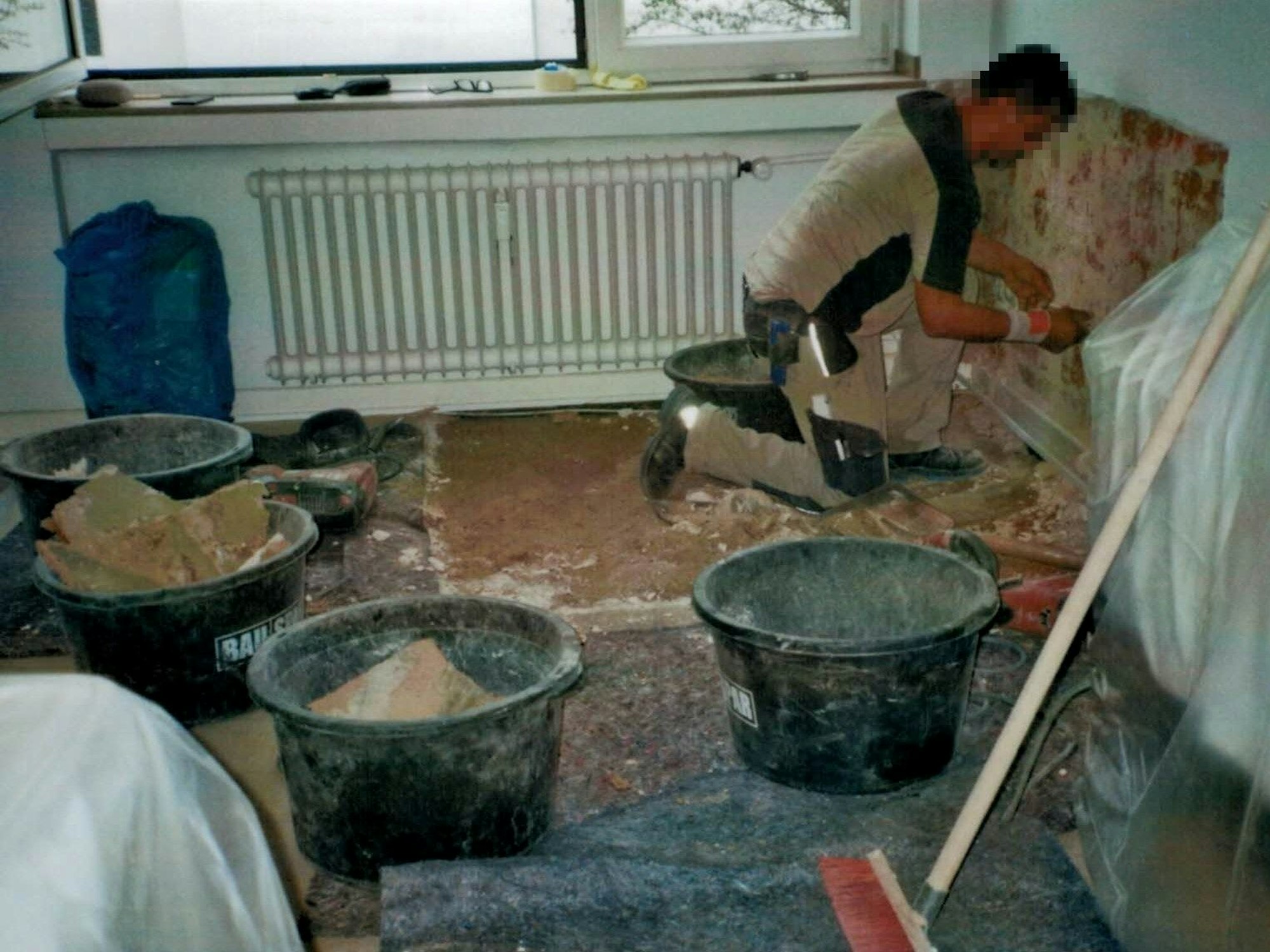 Ein Handwerker bei der Arbeit in einer Wohnung.