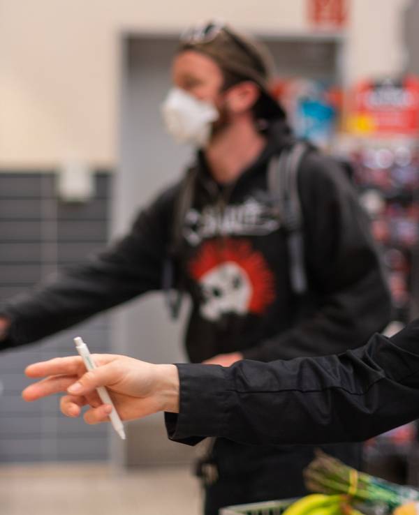 Aldi, Rewe, Edeka, Kaufland & Co.: Noch bis April gilt die Maskenpflicht in Discountern und Supermärkten. Danach ist vielerorts eine radikale Änderung dieser Pflicht möglich. Unser Archivbild zeigt eine Kundin in einer Supermarkt-Filiale im Jahr 2020.