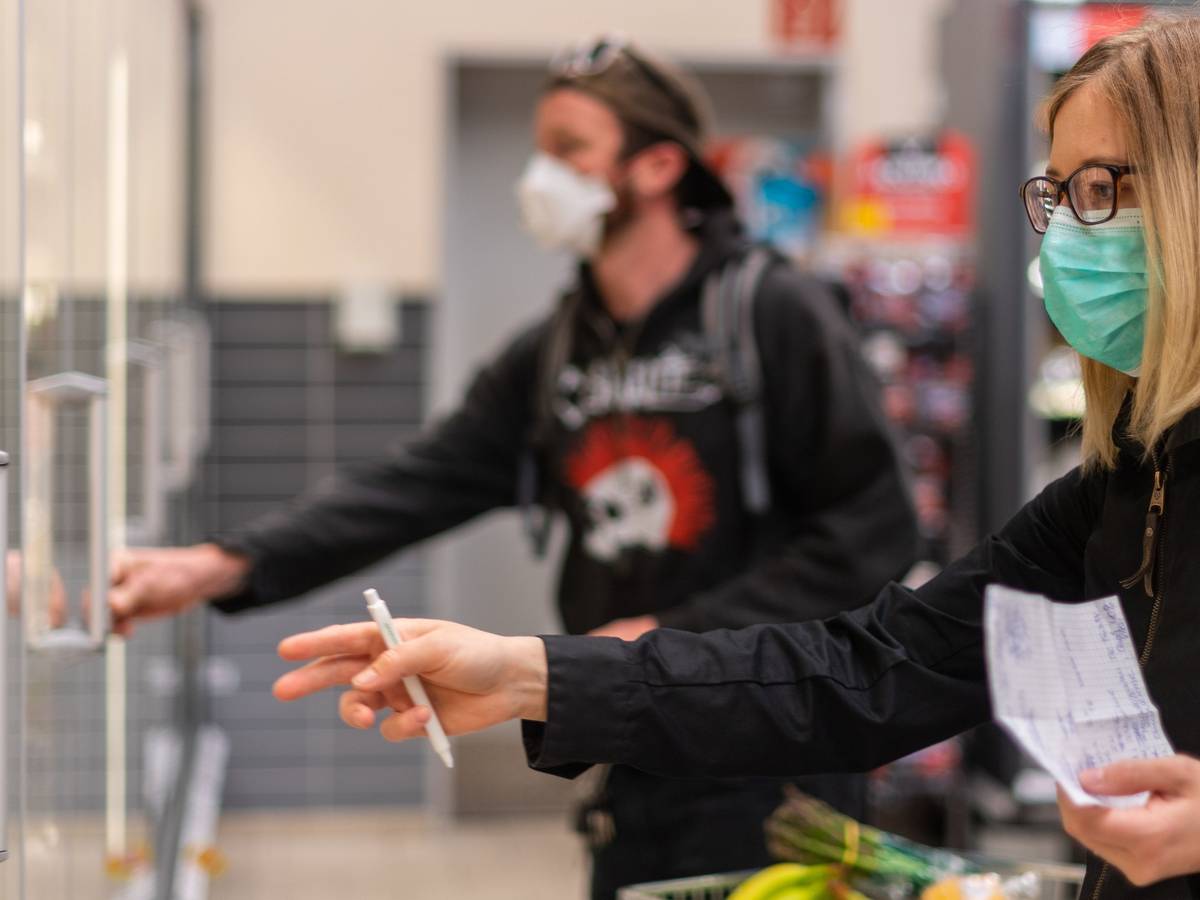 Aldi, Rewe, Edeka, Kaufland & Co.: Noch bis April gilt die Maskenpflicht in Discountern und Supermärkten. Danach ist vielerorts eine radikale Änderung dieser Pflicht möglich. Unser Archivbild zeigt eine Kundin in einer Supermarkt-Filiale im Jahr 2020.