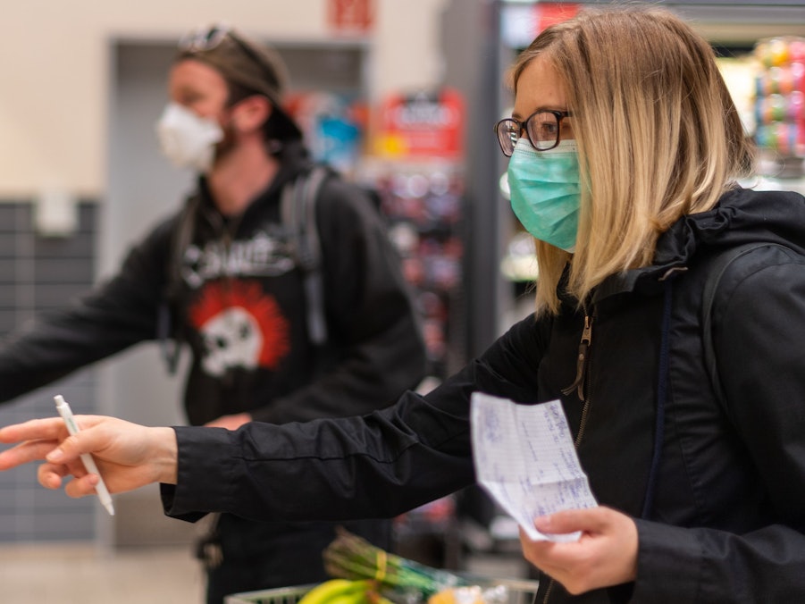 Aldi, Rewe, Edeka, Kaufland & Co.: Noch bis April gilt die Maskenpflicht in Discountern und Supermärkten. Danach ist vielerorts eine radikale Änderung dieser Pflicht möglich. Unser Archivbild zeigt eine Kundin in einer Supermarkt-Filiale im Jahr 2020.