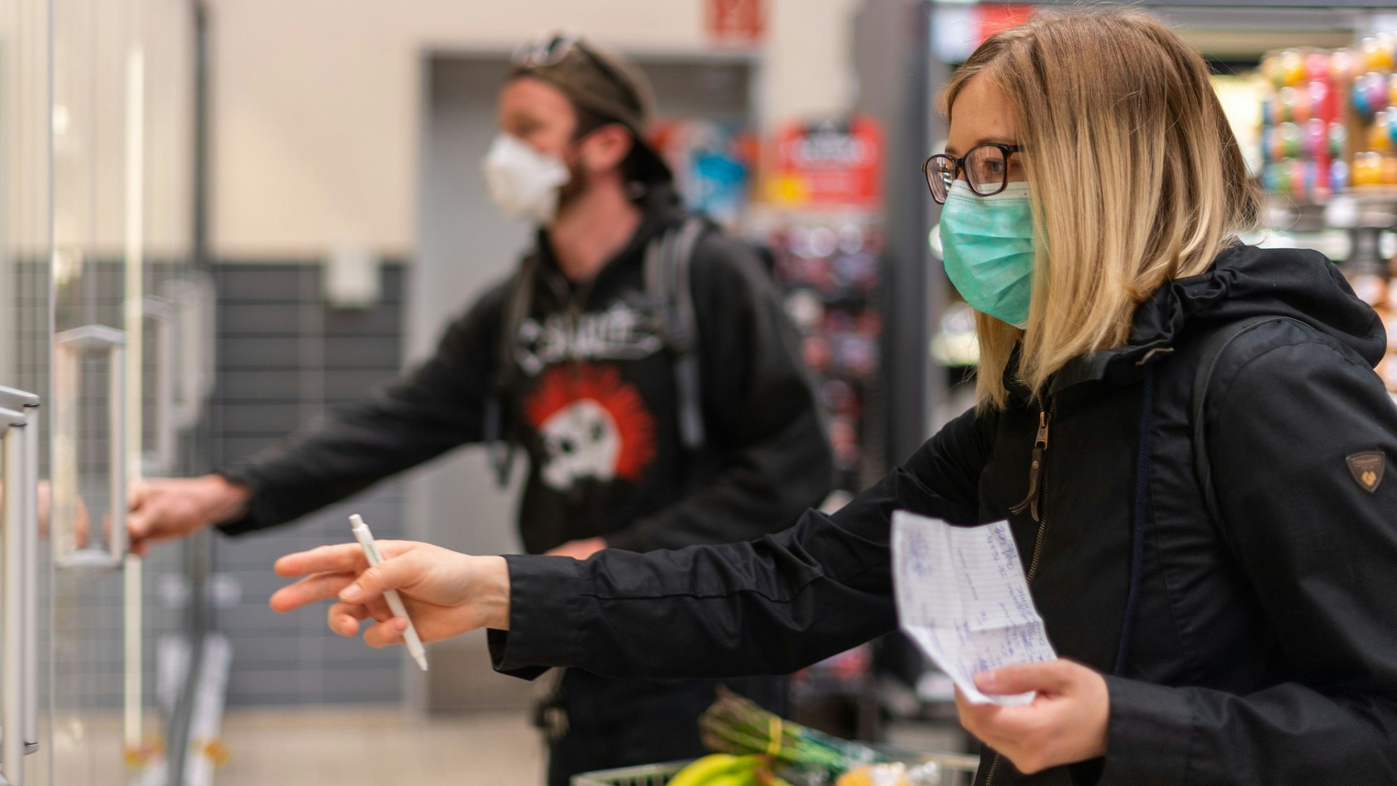 Aldi, Rewe, Edeka, Kaufland & Co.: Noch bis April gilt die Maskenpflicht in Discountern und Supermärkten. Danach ist vielerorts eine radikale Änderung dieser Pflicht möglich. Unser Archivbild zeigt eine Kundin in einer Supermarkt-Filiale im Jahr 2020.