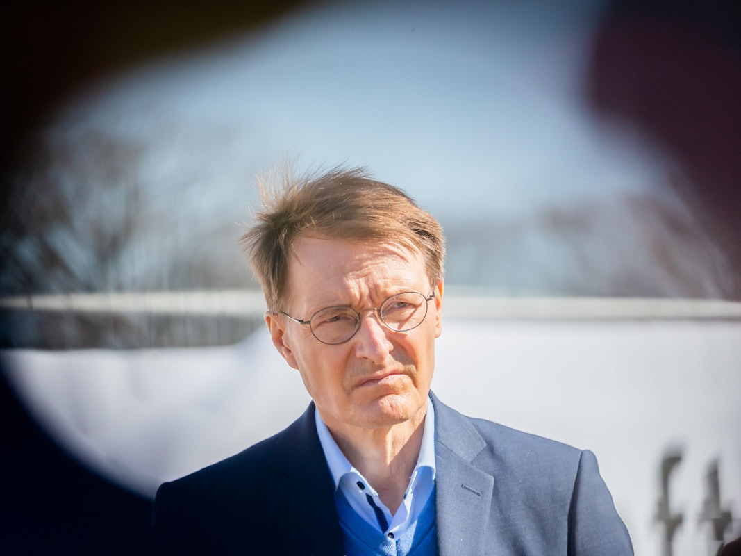 Karl Lauterbach (SPD), Bundesminister für Gesundheit, besucht das Berliner Ankunftszentrums für Flüchtlinge aus der Ukraine am ehemaligen Flughafen Tegel.