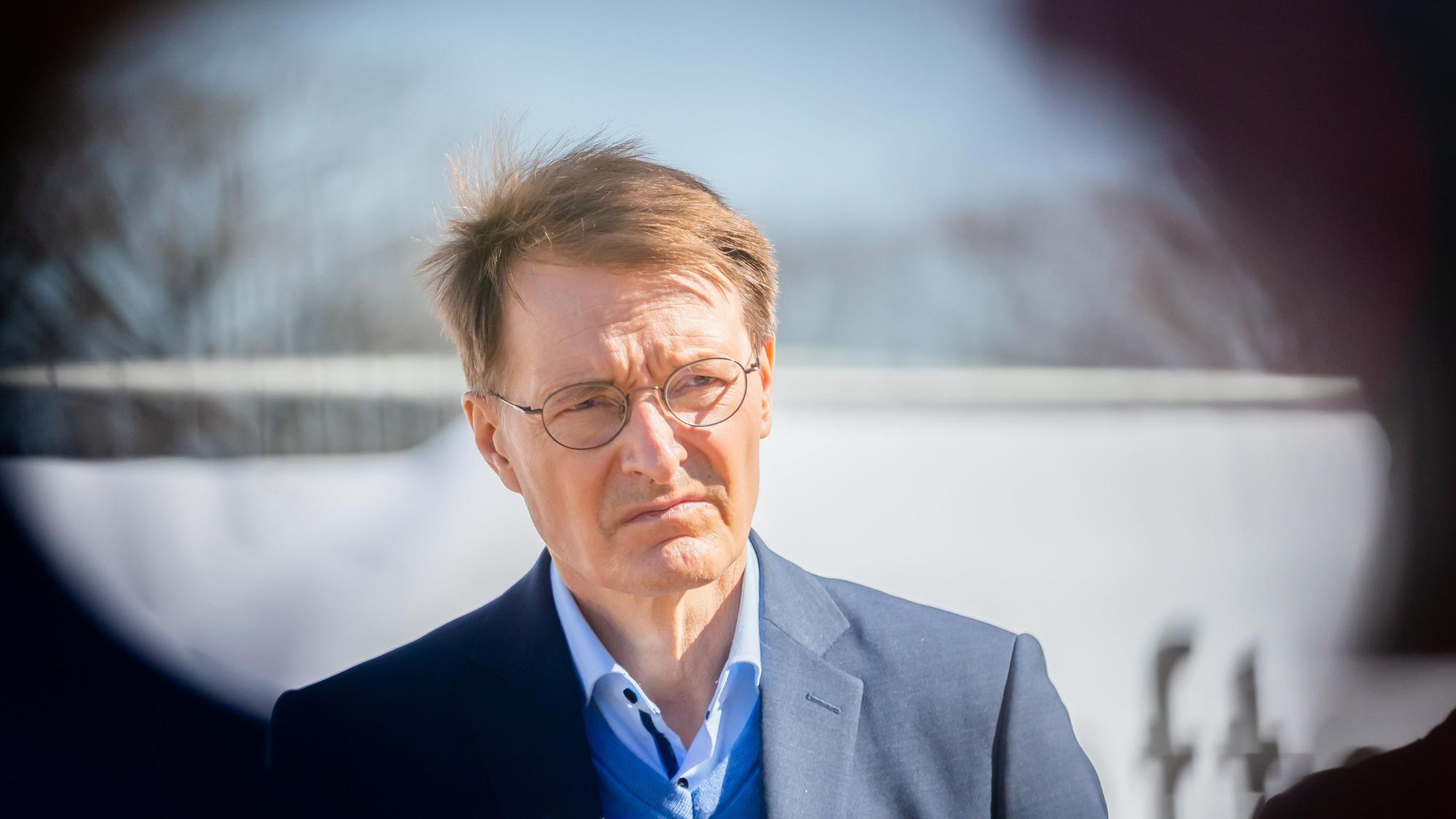 Karl Lauterbach (SPD), Bundesminister für Gesundheit, besucht das Berliner Ankunftszentrums für Flüchtlinge aus der Ukraine am ehemaligen Flughafen Tegel.