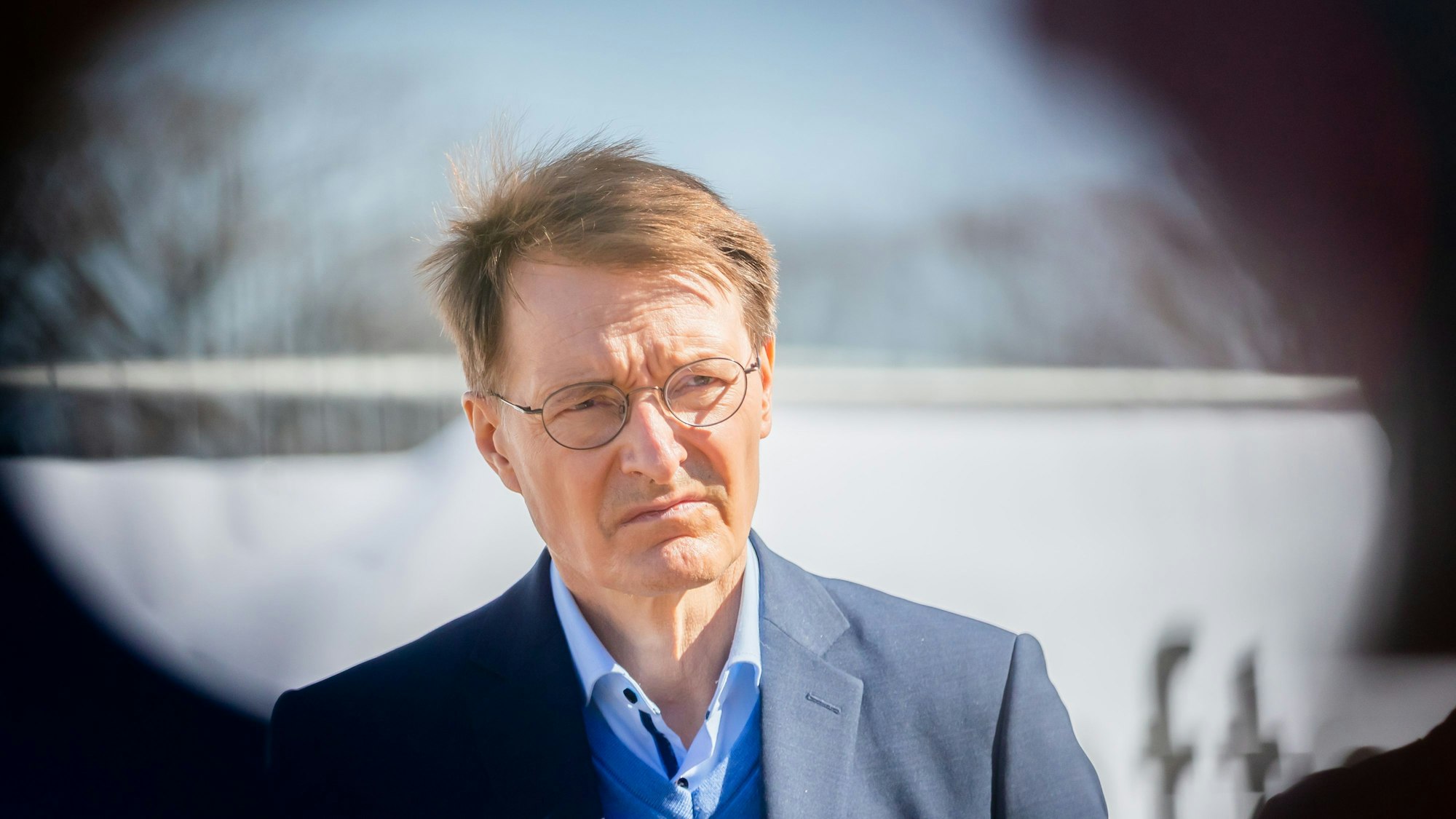 Karl Lauterbach (SPD), Bundesminister für Gesundheit, besucht das Berliner Ankunftszentrums für Flüchtlinge aus der Ukraine am ehemaligen Flughafen Tegel.