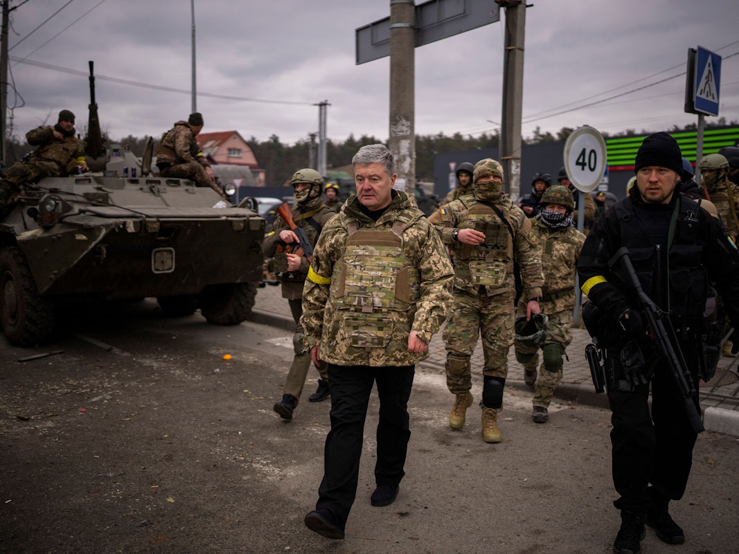 Der ehemalige ukrainische Präsident Petro Poroschenko, umgeben von ukrainischen Soldaten, trifft am 5. März in einer Verteidigungsstellung am Stadtrand von Kyjiw ein.