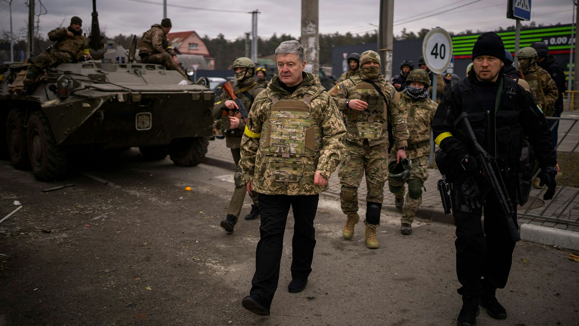 Der ehemalige ukrainische Präsident Petro Poroschenko, umgeben von ukrainischen Soldaten, trifft am 5. März in einer Verteidigungsstellung am Stadtrand von Kyjiw ein.