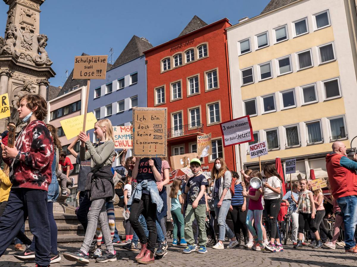 Demonstration gegen Schulplatzmangel.