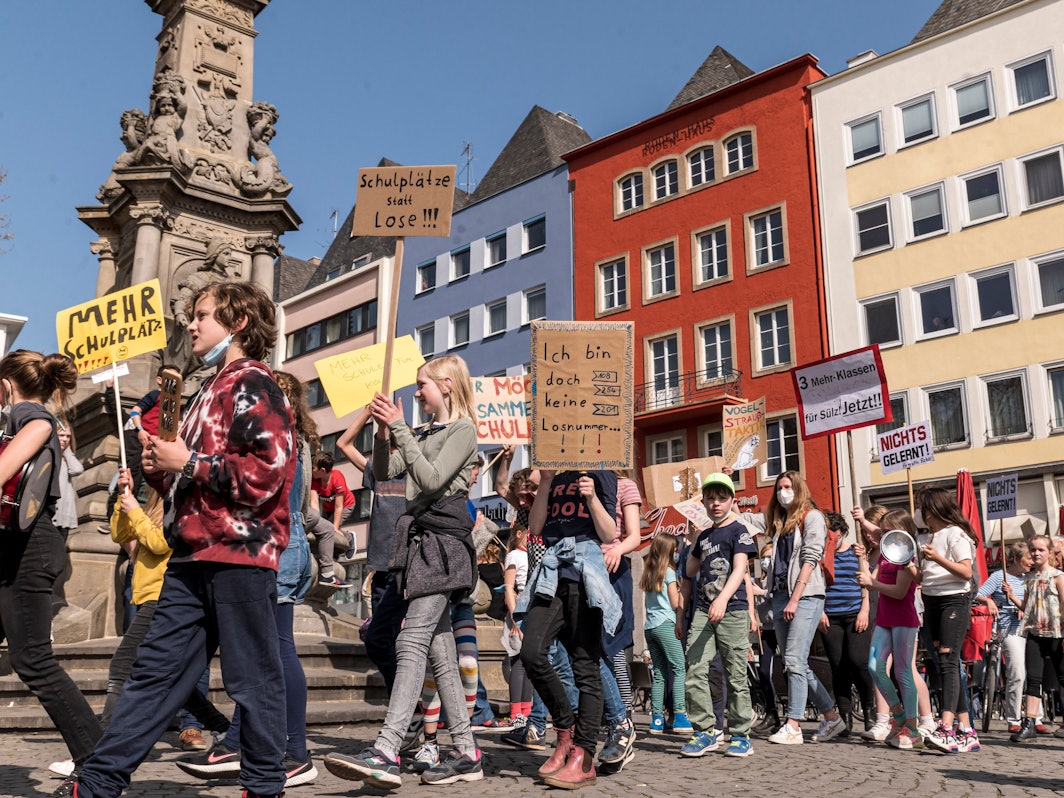 Demonstration gegen Schulplatzmangel.