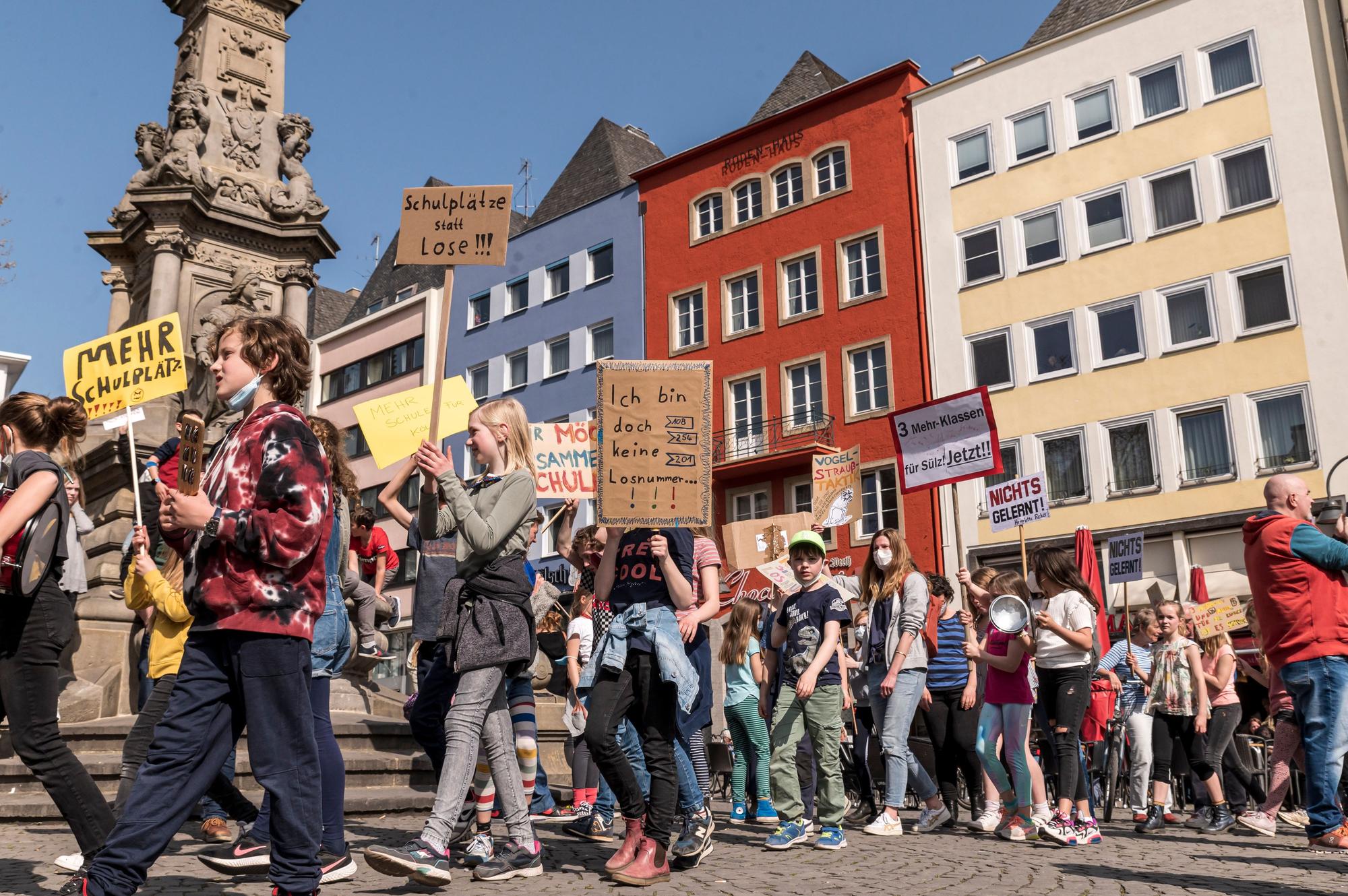 Demonstration gegen Schulplatzmangel.