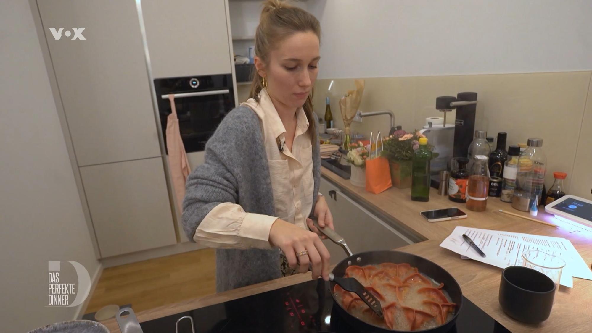 Die „Das perfekte Dinner“-Kandidatin Katharina aus Berlin steht in ihrer Küche. (TV-Ausstrahlung am 29. März 2022)