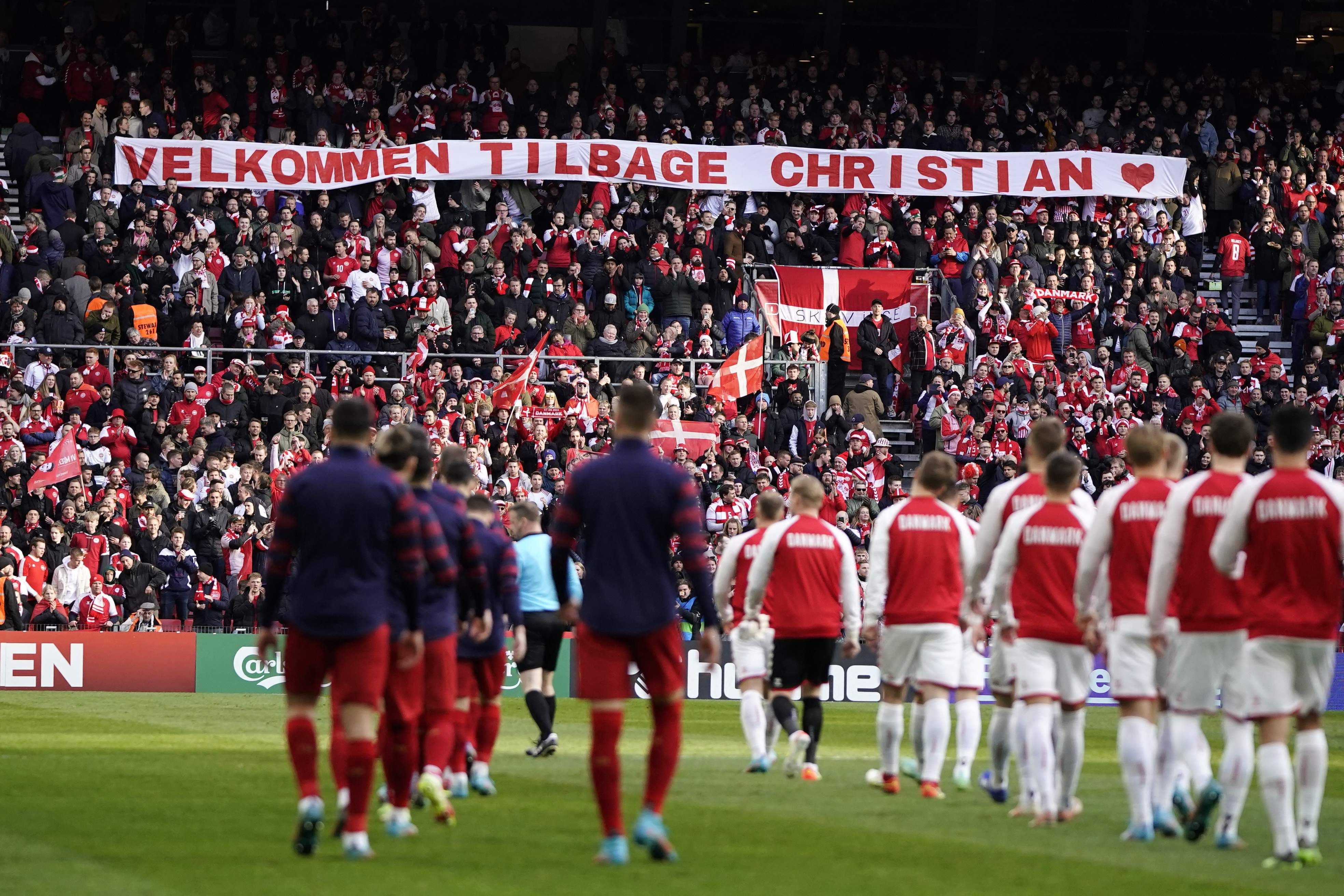 Fans heißen Christian Eriksen beim Heim-Comeback mit Dänemark willkommen.