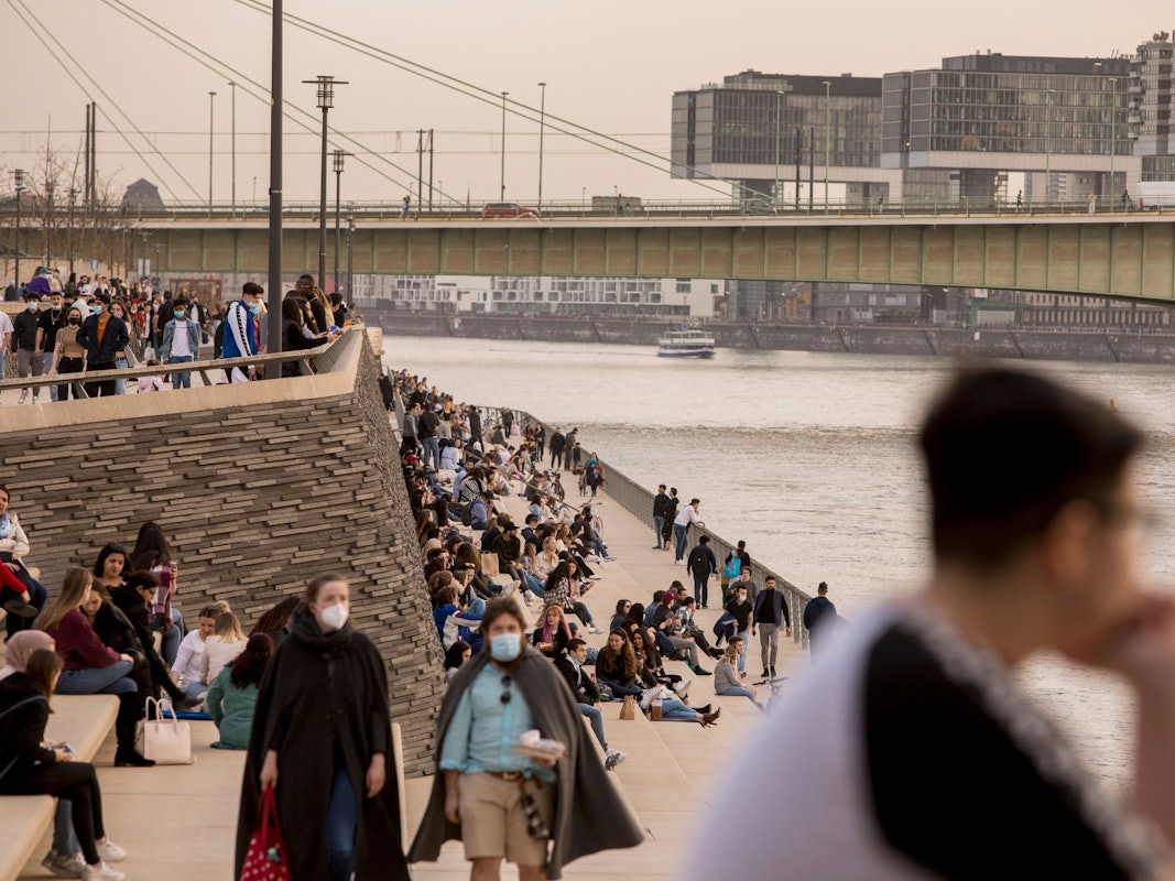 Abendstimmung an der Treppe am Rheinboulevard in Deutz (Foto vom 25. Februar 2021). Der Sonnenuntergang über Köln erscheint aufgrund großer Mengen Saharastaub besonders milchig und trüb.