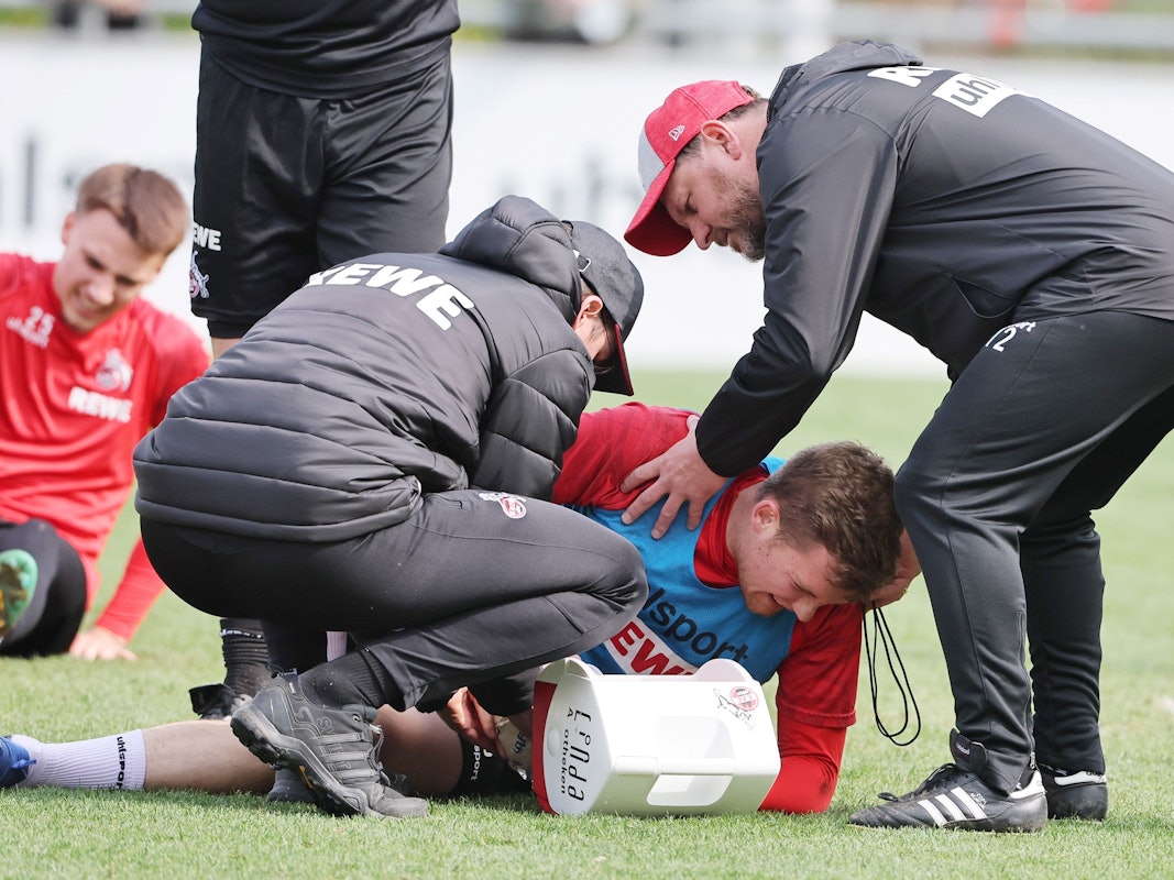 Luca Kilian wird an der verletzten Hand behandelt.
