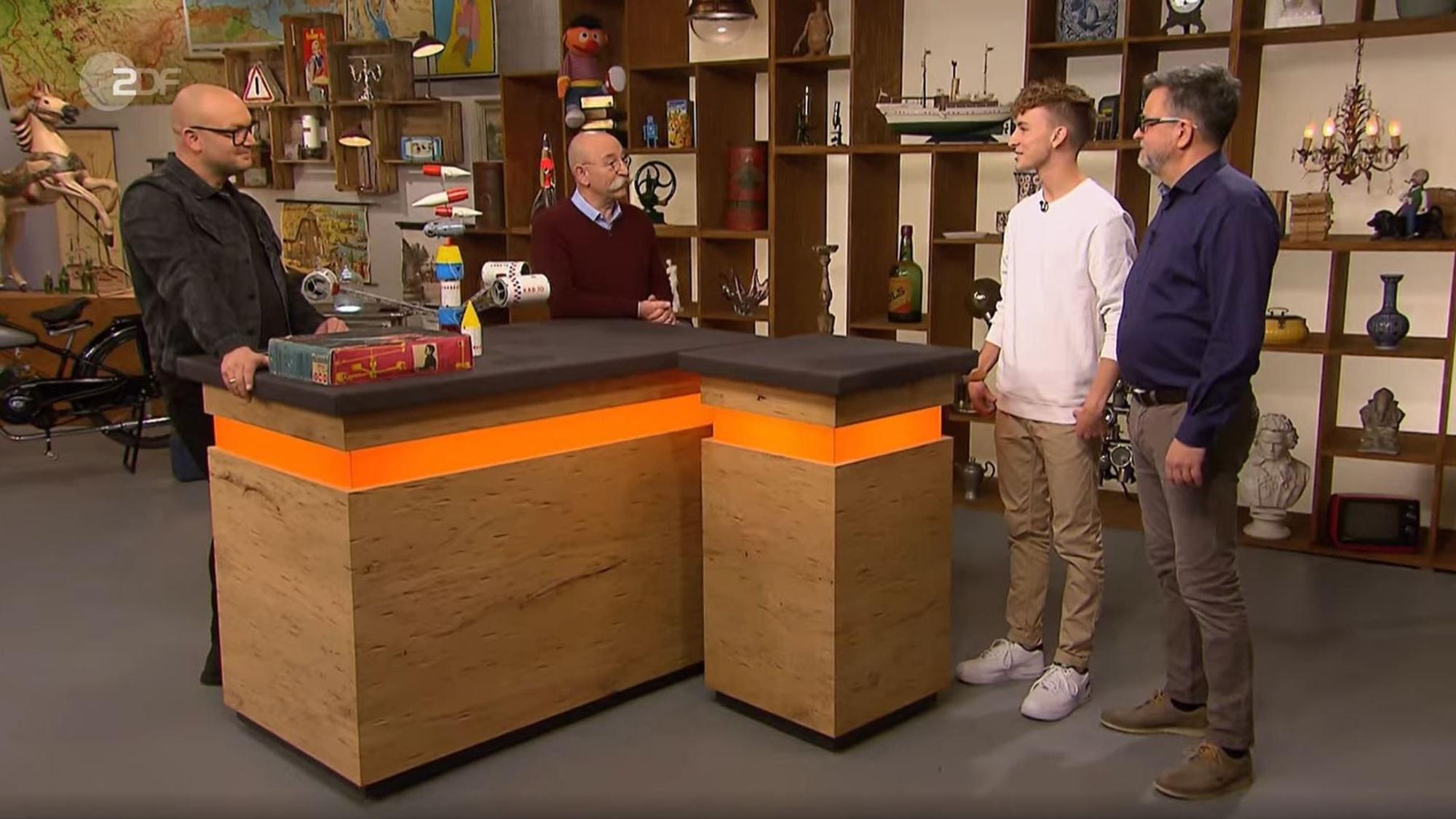 Zu sehen sind Sven Deutschmanek, Horst Lichter und Frithjof und Peter Treue-Beims in der „Bares für Rares“-Folge am Dienstag.