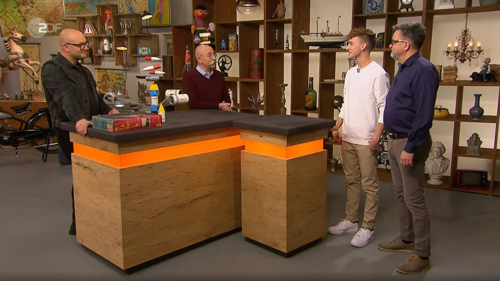 Zu sehen sind Sven Deutschmanek, Horst Lichter und Frithjof und Peter Treue-Beims in der „Bares für Rares“-Folge am Dienstag.