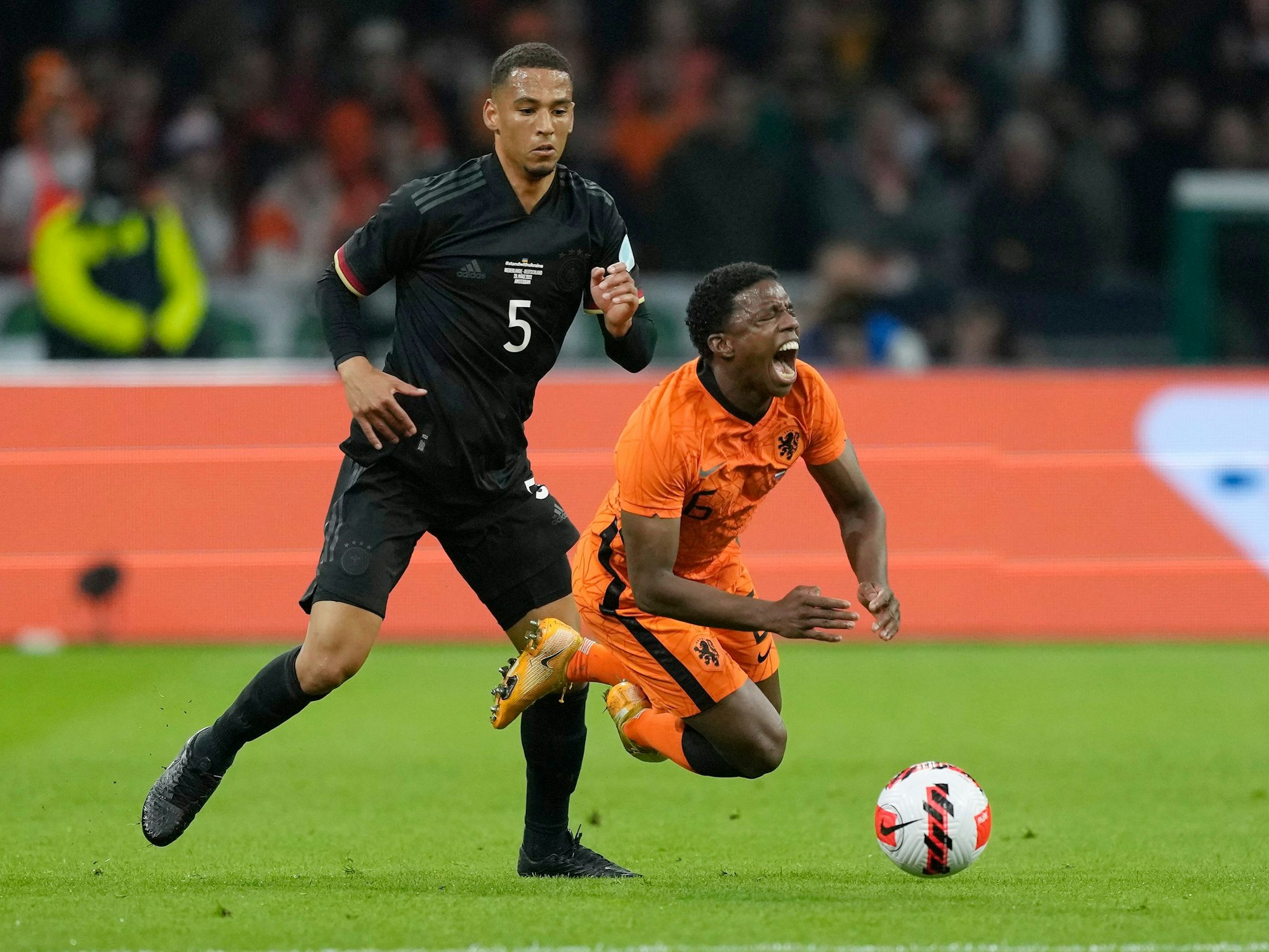 Deutschland Thilo Kehrer foult Tyrell Malacia.