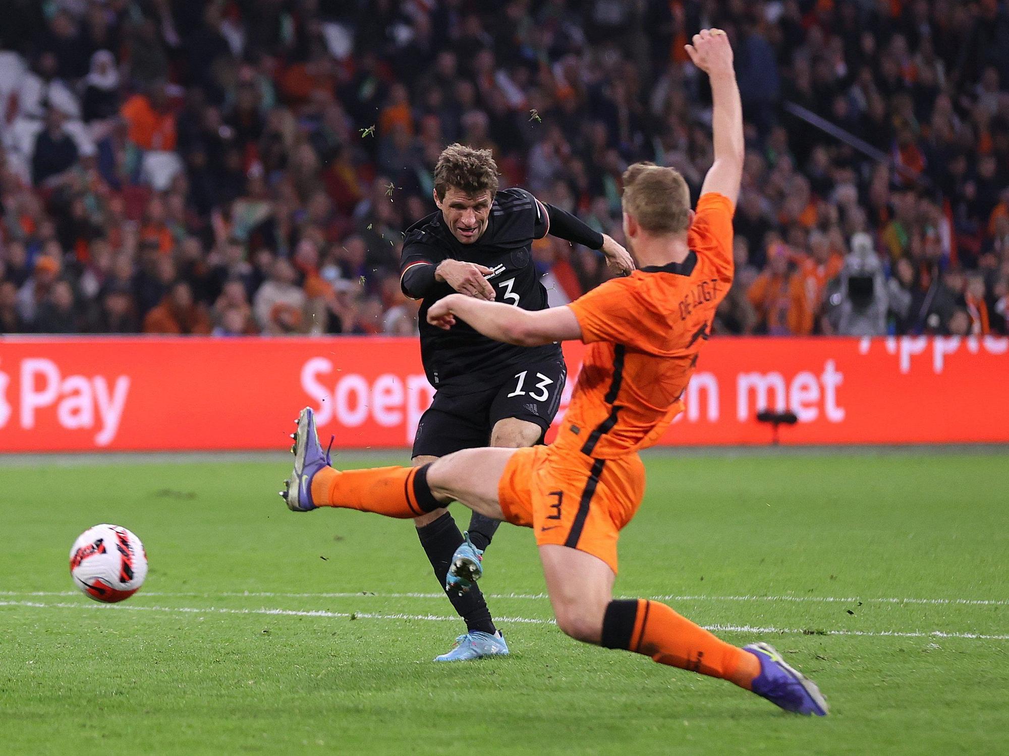 Thomas Müller schießt den Ball ins Tor der Niederlande.