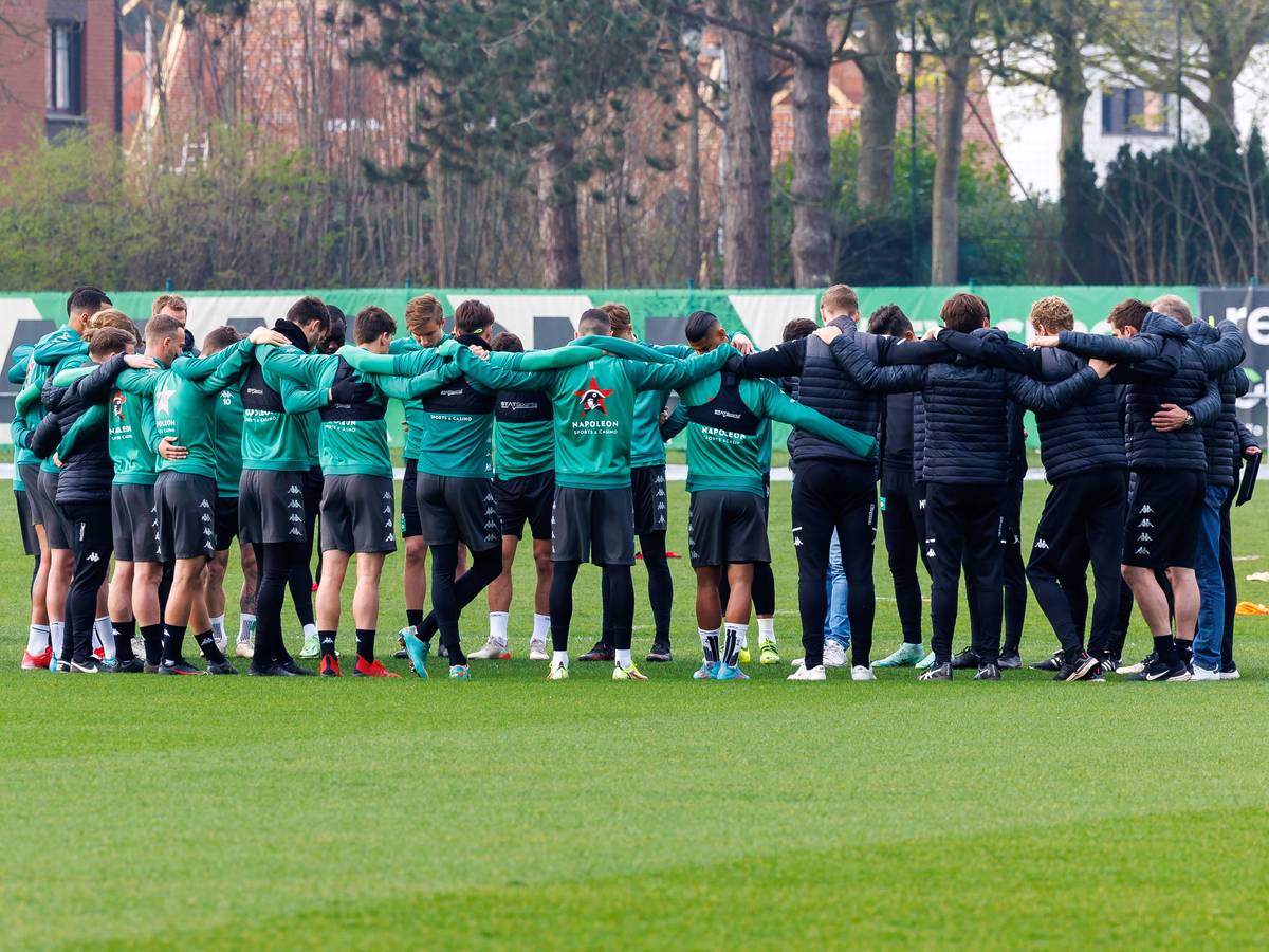 Die Spieler von Cercle Brügge stehen im Mannschaftskreis.