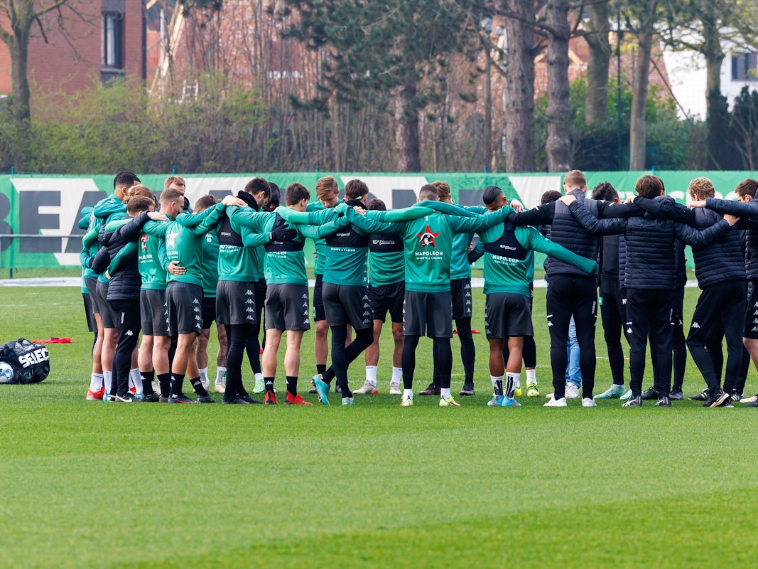 Die Spieler von Cercle Brügge stehen im Mannschaftskreis.