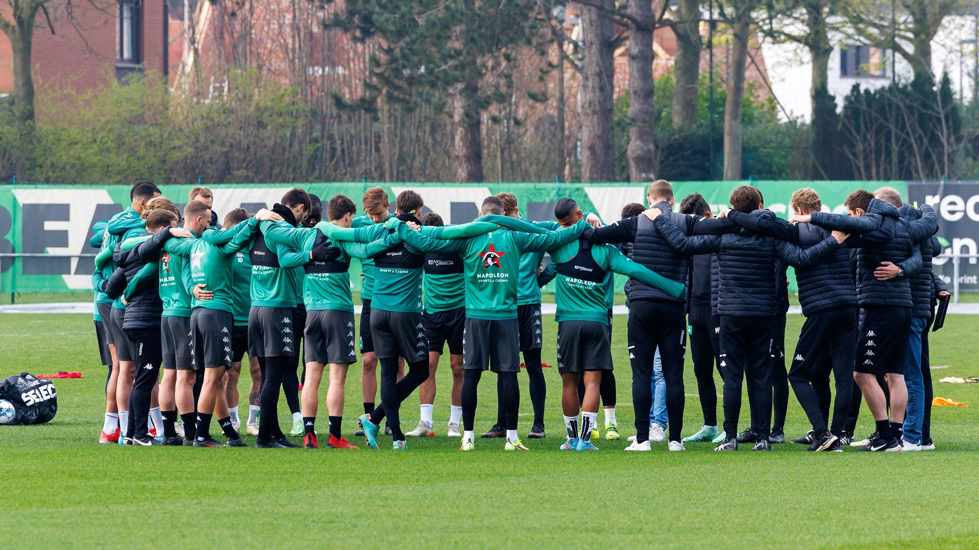 Die Spieler von Cercle Brügge stehen im Mannschaftskreis.