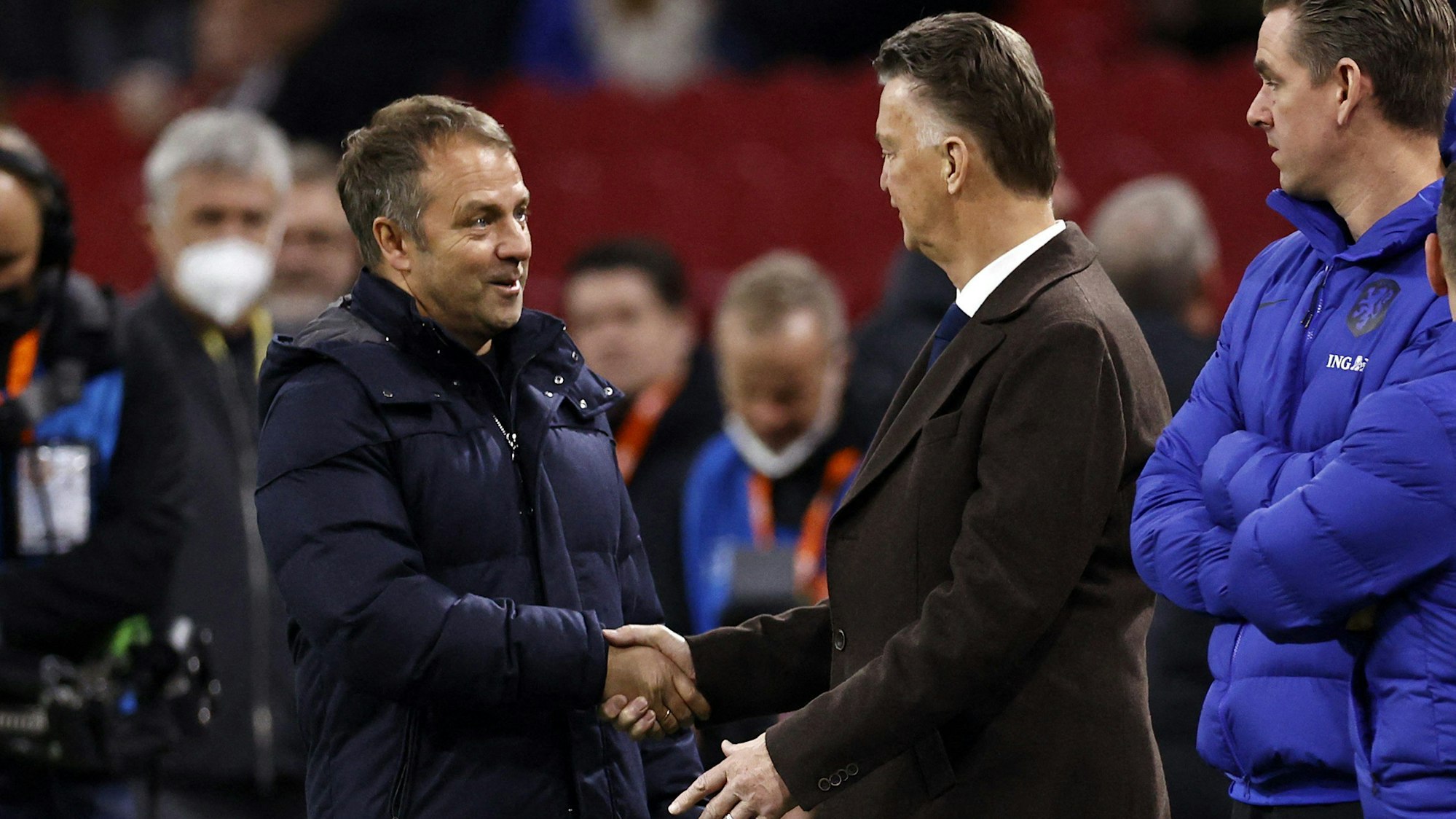 Hansi Flick schüttelt die Hand von Louis van Gaal.