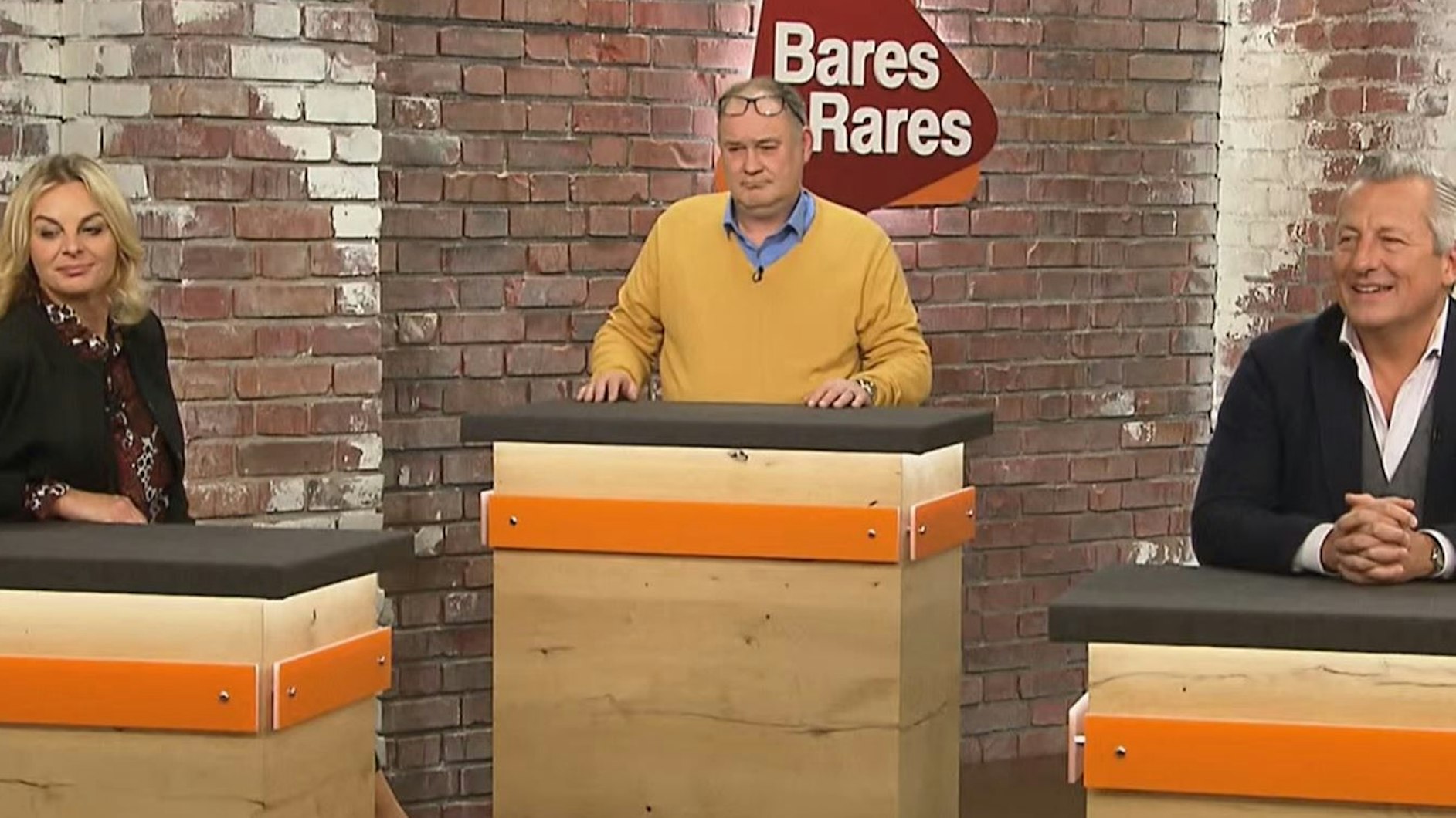 Zu sehen sind die ZDF-Händler und Händlerinnen Susanne Steiger, Walter Lehnertz und Markus Wildhagen in der „Bares für Rares“-Folge vom Dienstag.