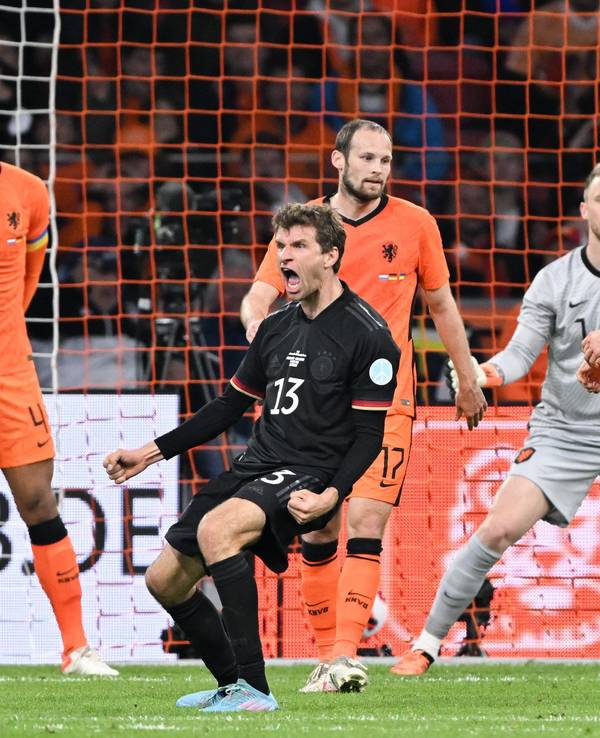 Thomas Müller jubelt im DFB-Test in den Niederlanden über sein Tor zum 1:0.