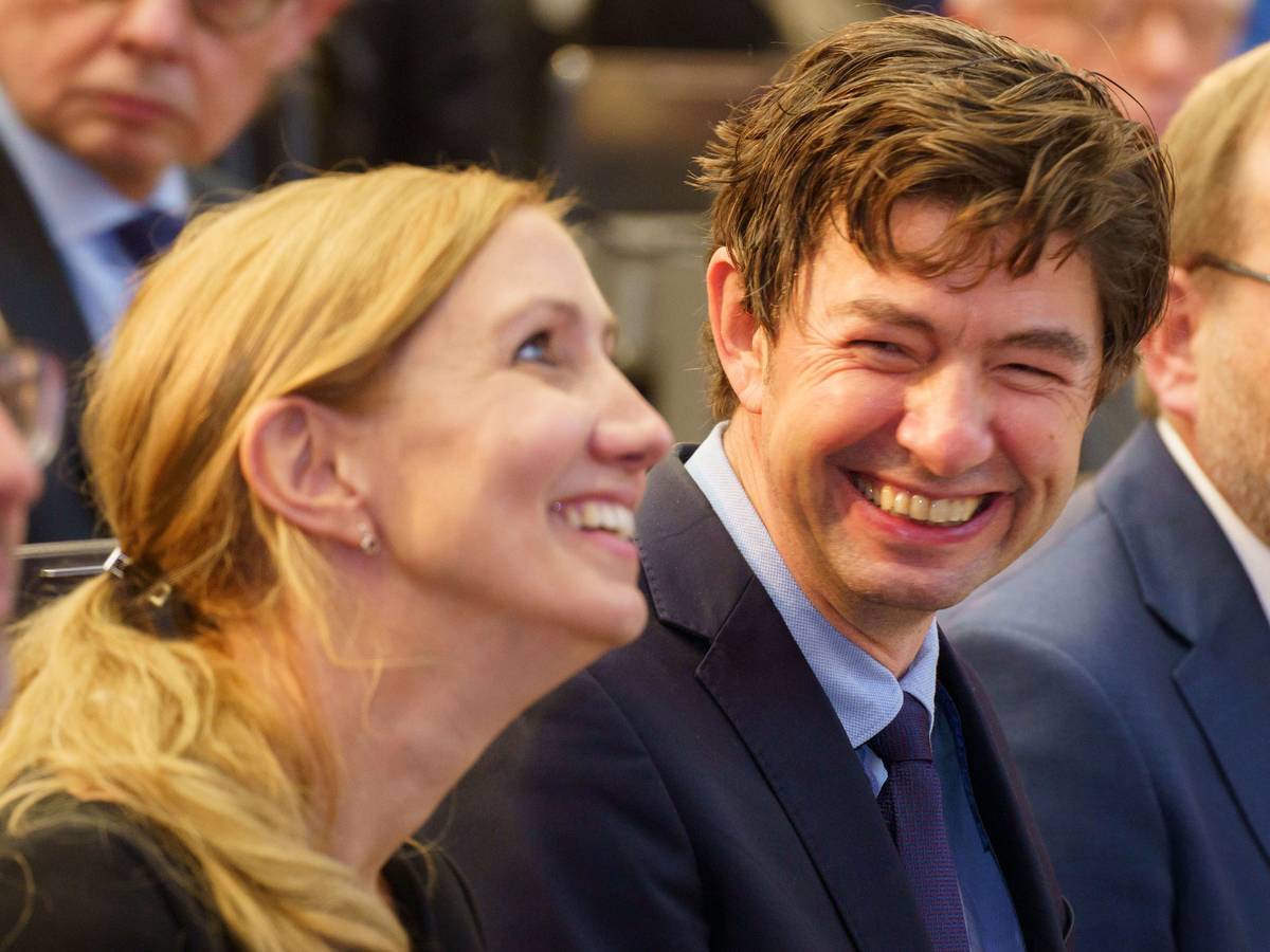 Der Virologe Christian Drosten und seine Kollegin Sandra Ciesek (hier im November 2021 vor der Verleihung des Hessischen Kulturpreis) beenden ihren regulären Coronavirus-Podcast.