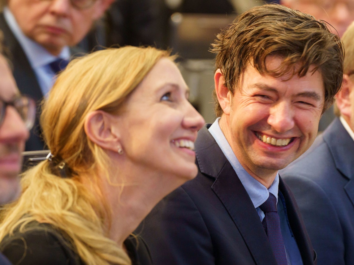 Der Virologe Christian Drosten und seine Kollegin Sandra Ciesek (hier im November 2021 vor der Verleihung des Hessischen Kulturpreis) beenden ihren regulären Coronavirus-Podcast.