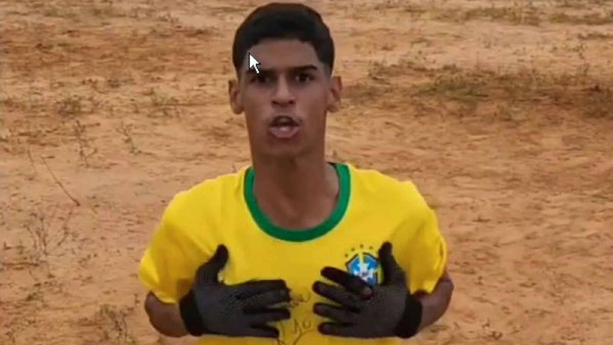 Iran Ferreira alias „Luva de Pedreiro“ jubelt in einem seiner Videos