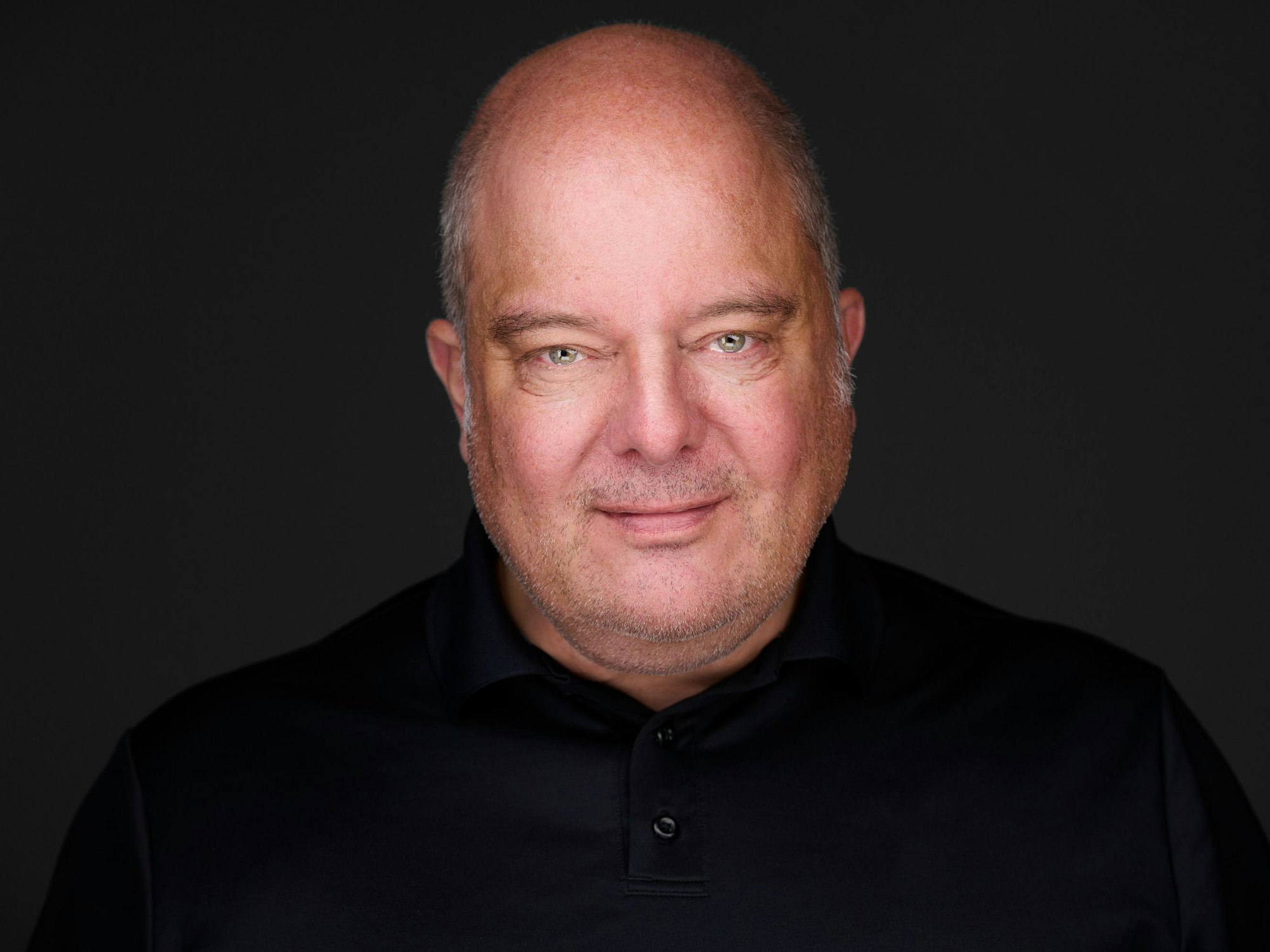 Ein Mann blickt in die Kamera.