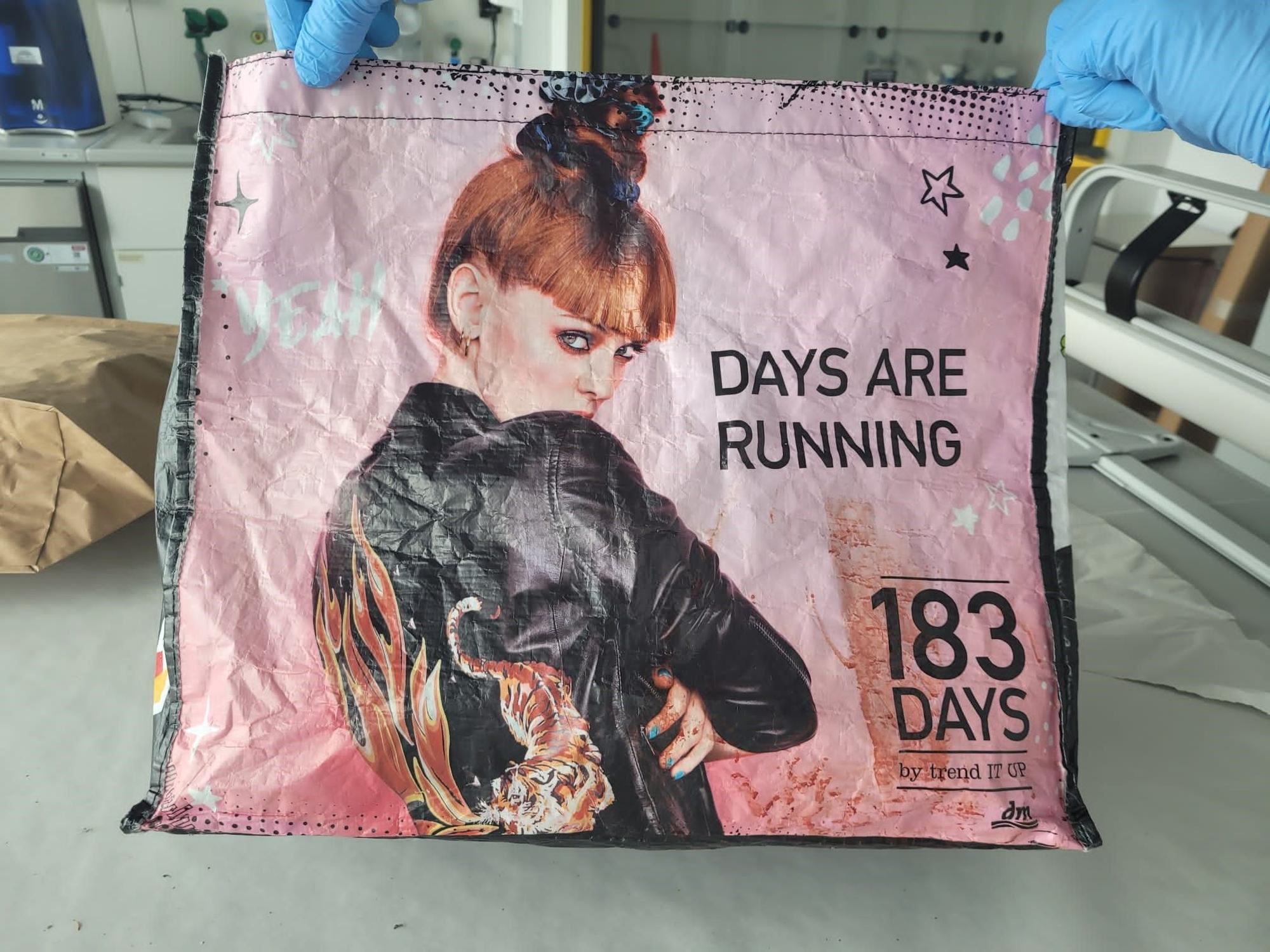 Auf einer Tasche ist eine Frau abgebildet.