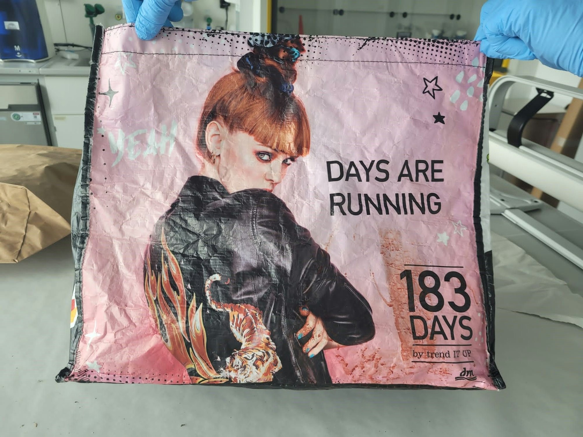 Auf einer Tasche ist eine Frau abgebildet.