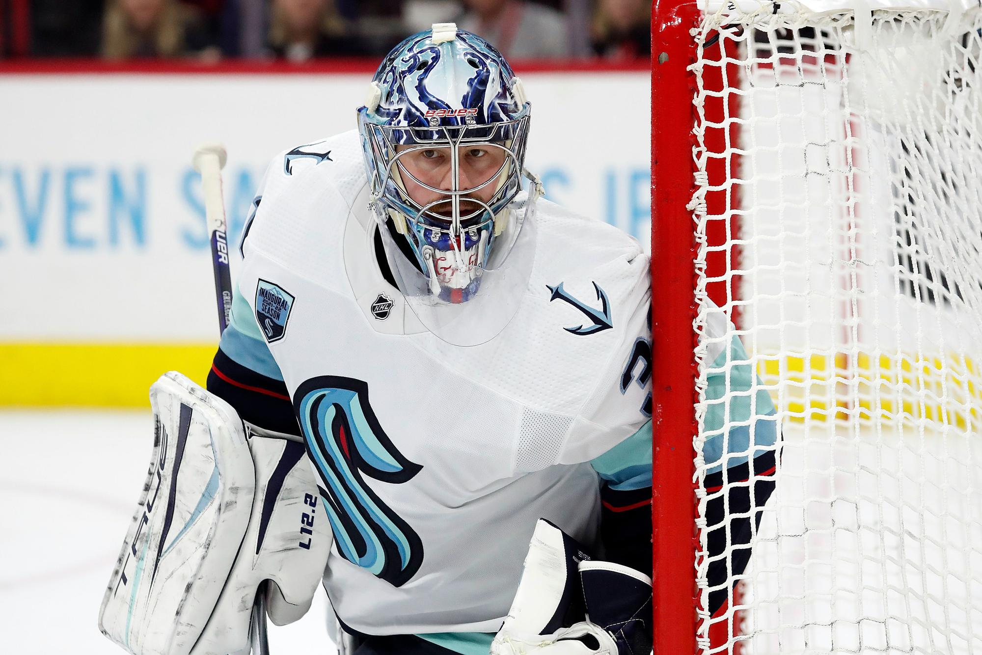 Philipp Grubauer steht im Tor.