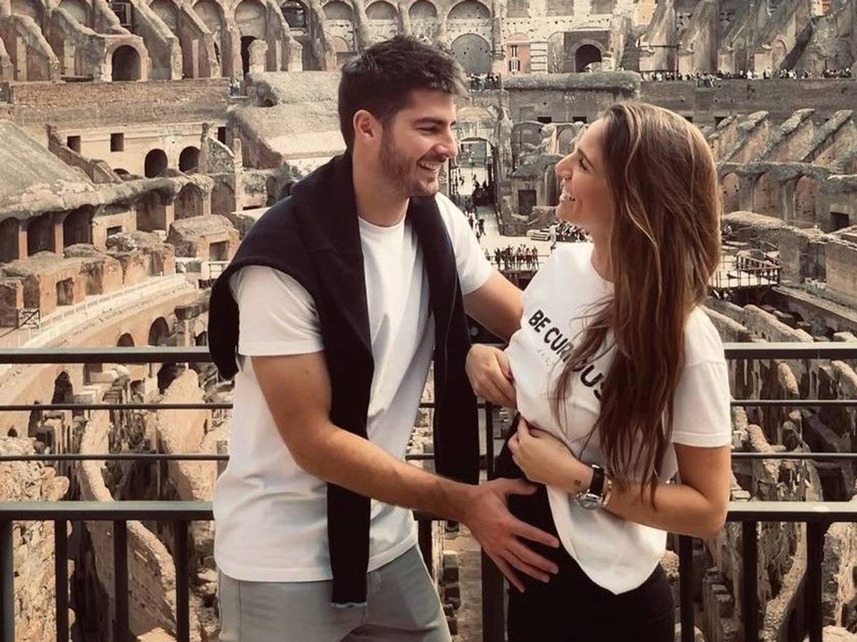 Die spanische TV-Moderatorin Lucía Villalón posiert mit ihrem Partner Gonzalo Melero im Kolosseum in Rom
