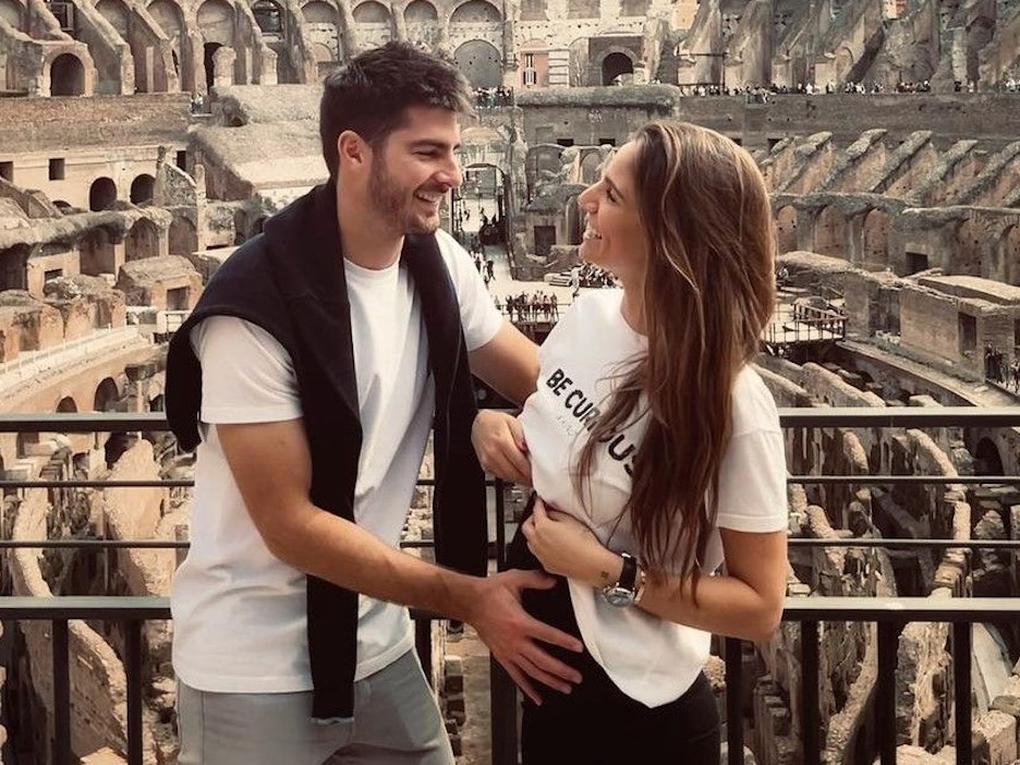 Die spanische TV-Moderatorin Lucía Villalón posiert mit ihrem Partner Gonzalo Melero im Kolosseum in Rom
