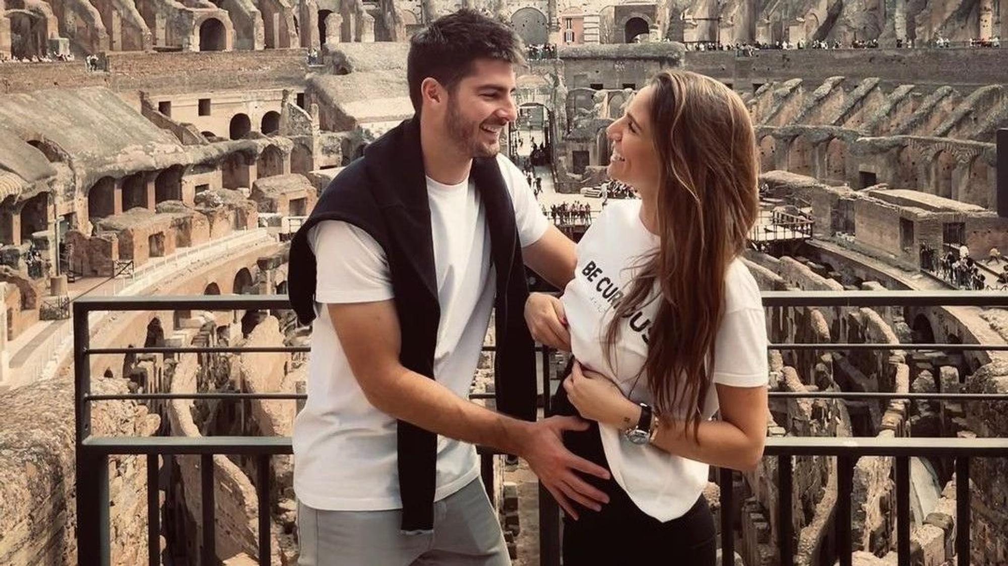 Die spanische TV-Moderatorin Lucía Villalón posiert mit ihrem Partner Gonzalo Melero im Kolosseum in Rom