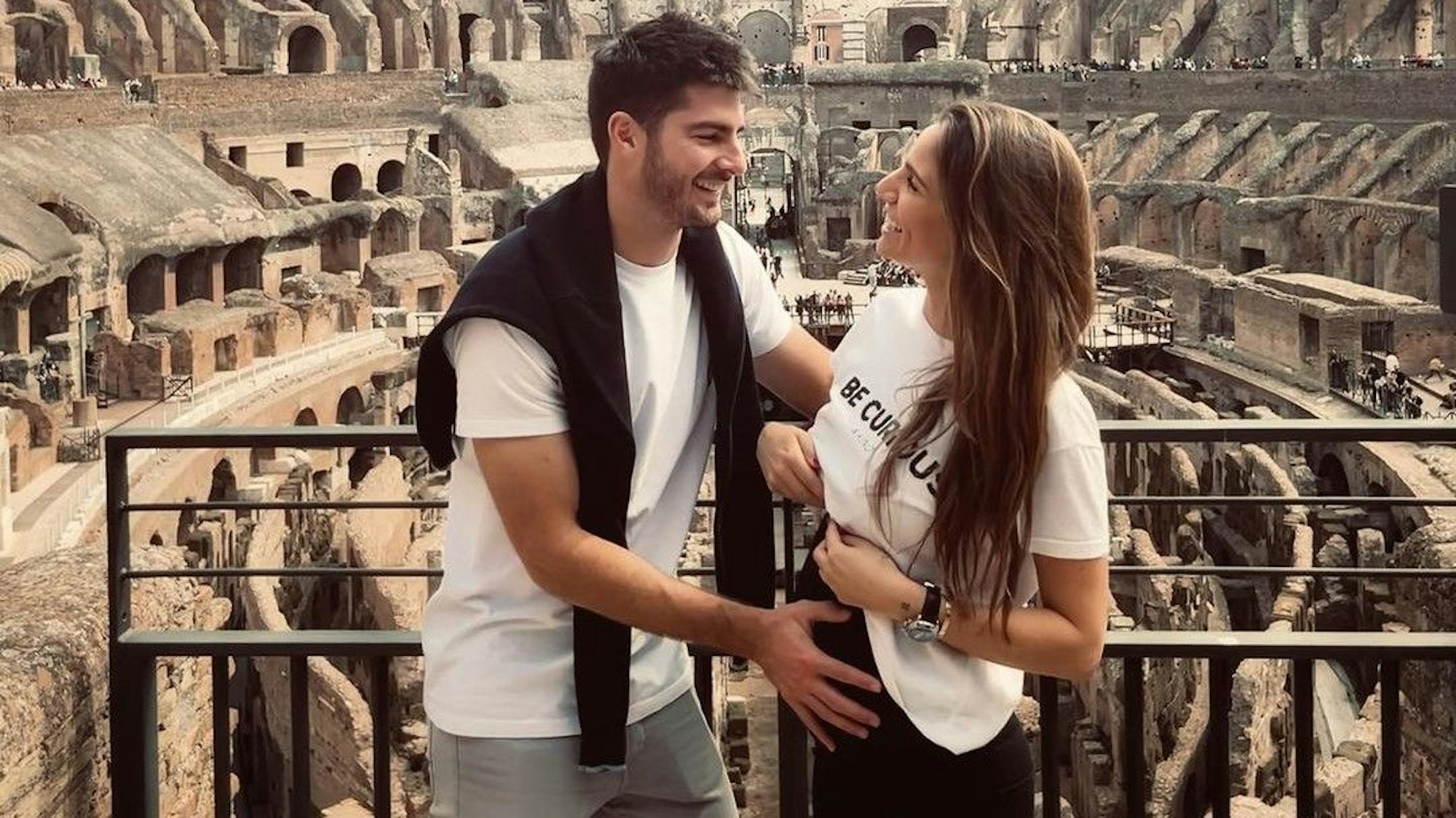 Die spanische TV-Moderatorin Lucía Villalón posiert mit ihrem Partner Gonzalo Melero im Kolosseum in Rom