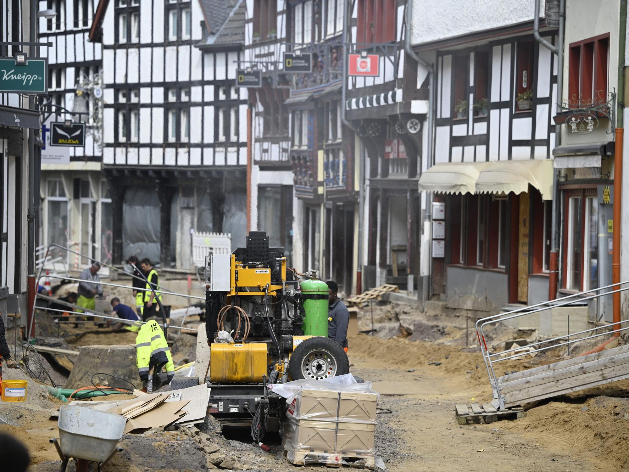 Überall wird in Bad Münstereifel gearbeitet. Nur langsam kommen die Aufräumarbeiten voran.