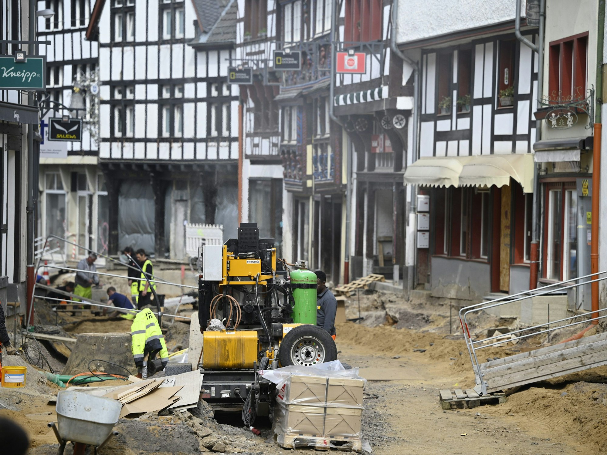 Überall wird in Bad Münstereifel gearbeitet. Nur langsam kommen die Aufräumarbeiten voran.