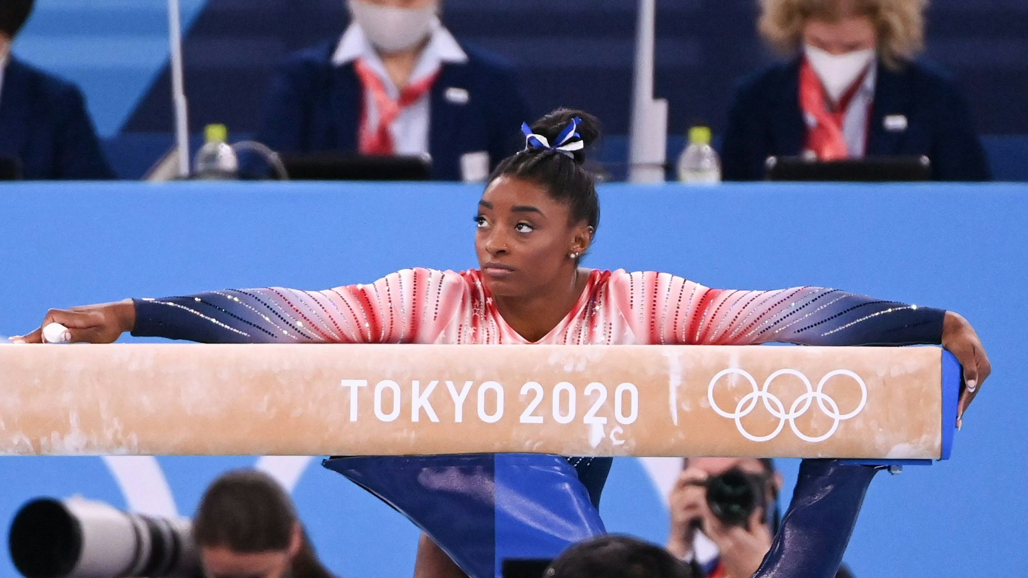 Simone Biles am Schwebebalken.