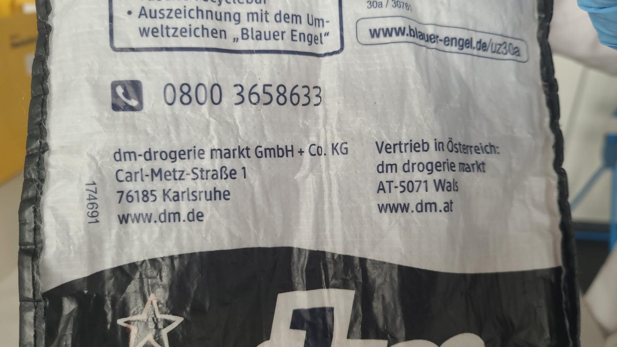 Auf einer Platztasche ist zu lesen, dass sie vom Drogeriemarkt „dm“ ist.